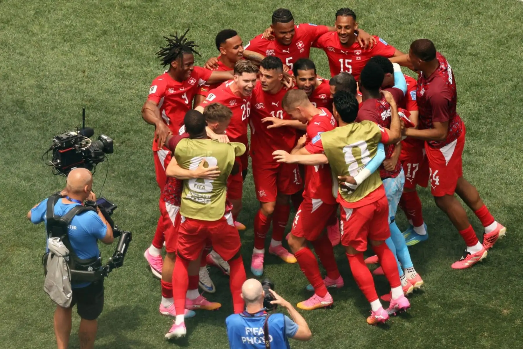 La selección suiza celebró en conjunto durante el encuentro ante Bosnia-Herzegovina, que terminó con triunfo por 4-1. Foto: ANDINA/AFP.