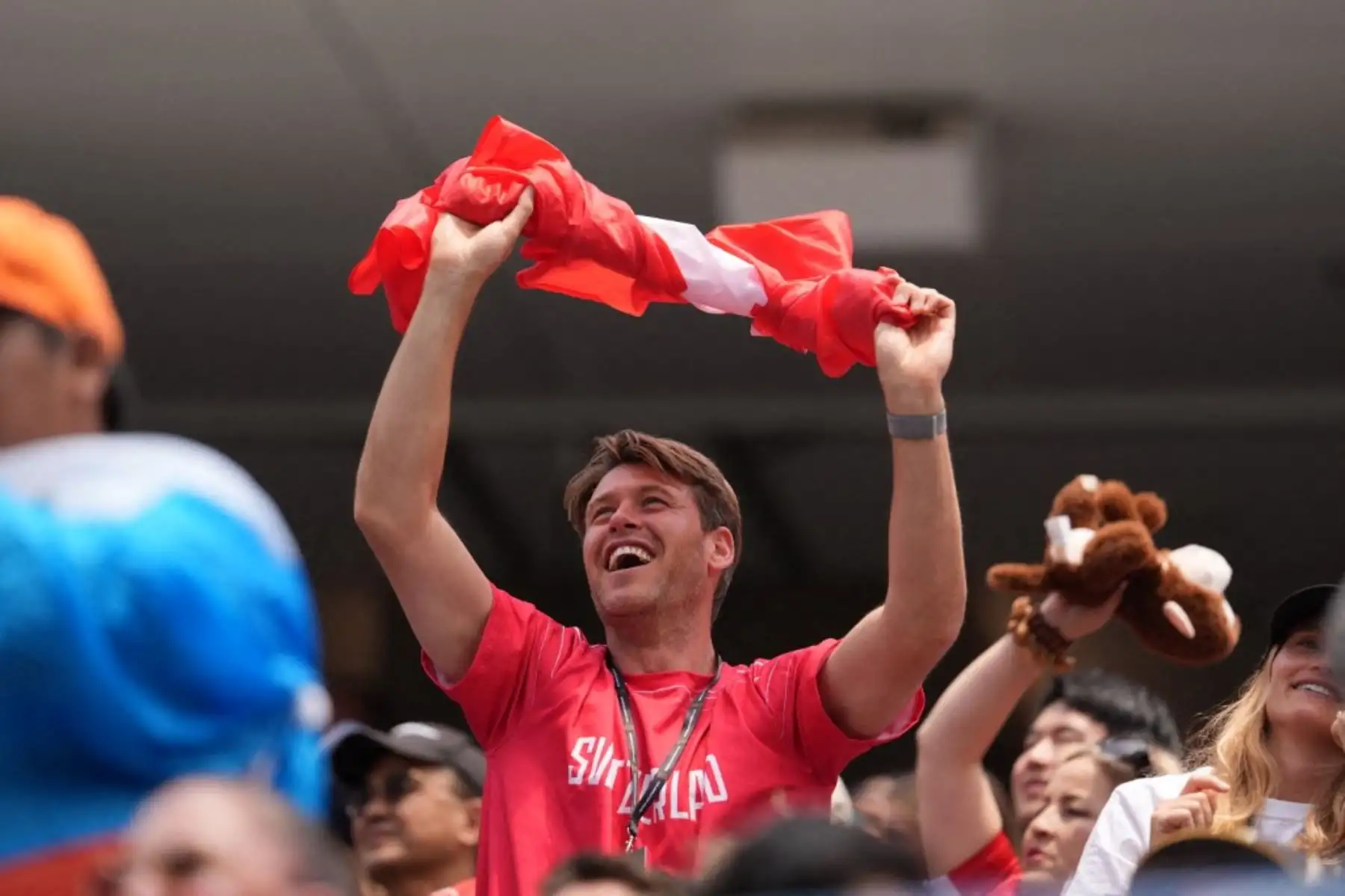 Un hincha suizo alentó a su selección durante el partido ante Bosnia-Herzegovina por el Mundial 2026. Foto: ANDINA/AFP.