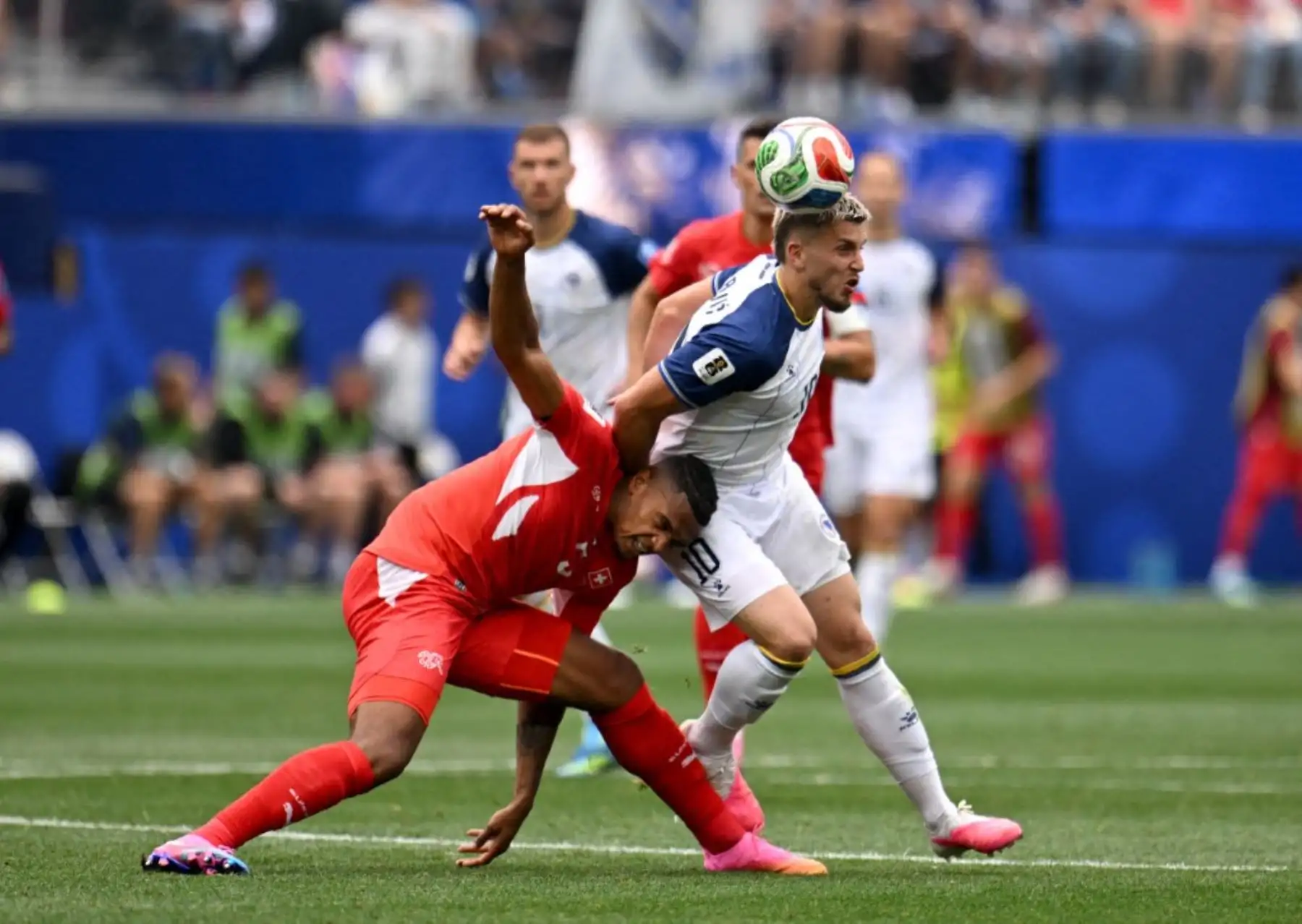 Jugadores de Suiza y Bosnia-Herzegovina disputaron el balón durante el encuentro jugado en Los Ángeles. Foto: ANDINA/AFP.