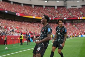 Jonathan David celebra uno de los goles del triunfo de Canadá ante Catar