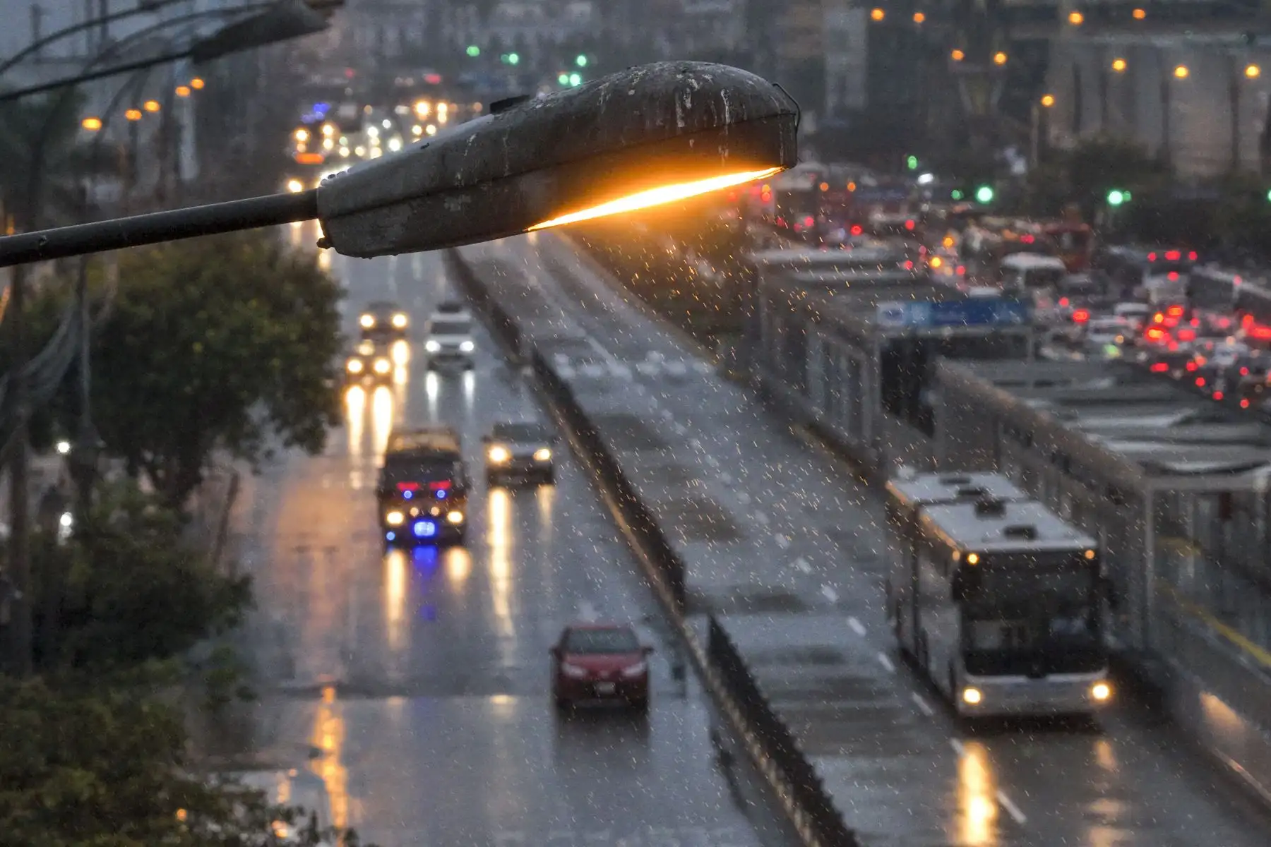 Lima amaneció con una intensa llovizna y cielo cubierto tras días de intenso calor.

Foto: ANDINA/Juan Carlos Guzmán Negrini