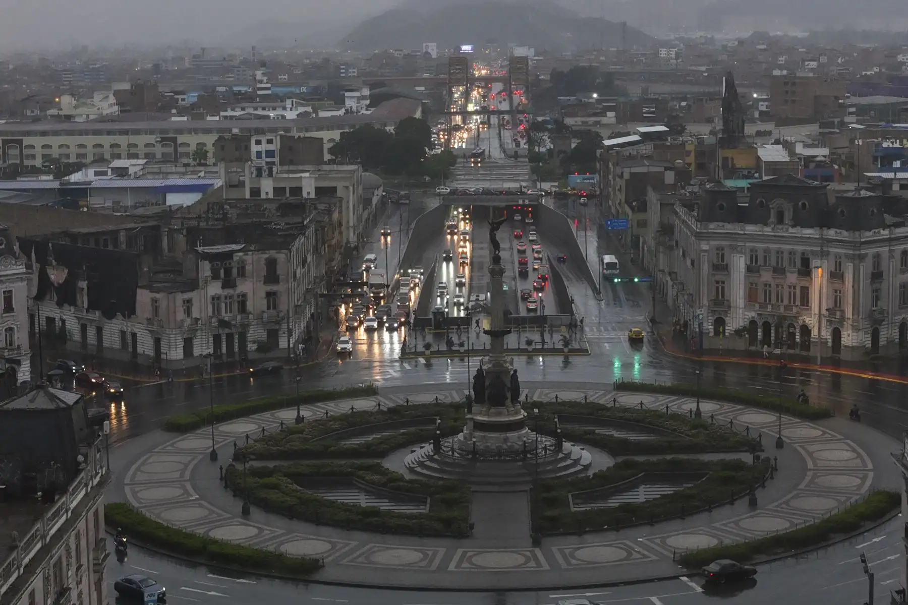 La cercanía del invierno ya se siente en Lima. La ciudad registró una mañana fría y húmeda, acompañada de lloviznas que afectaron la visibilidad y el tránsito vehicular en diversos distritos de la capital.
Foto: ANDINA/Juan Carlos Guzmán Negrini