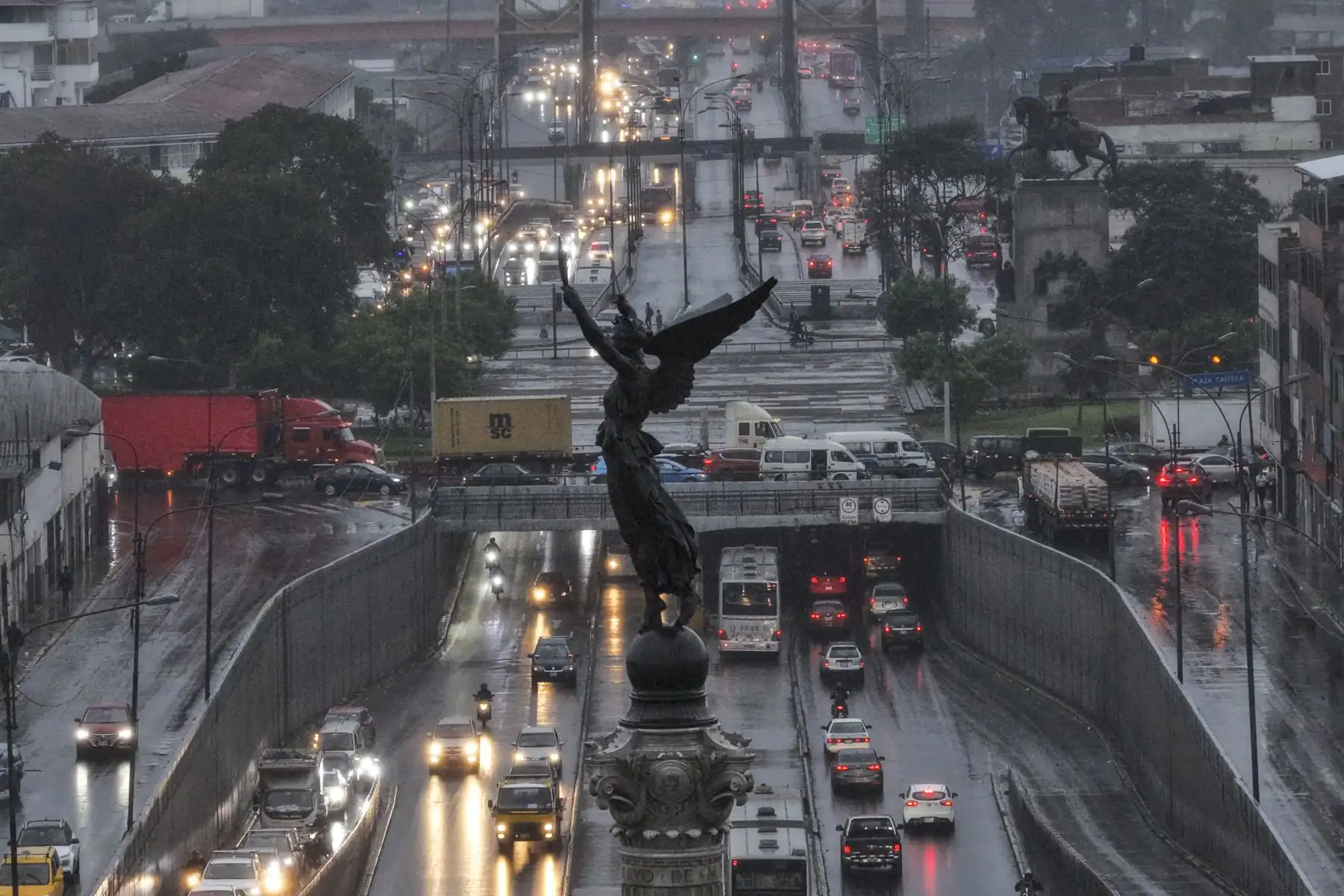 La capital amaneció cubierta por una intensa llovizna y una marcada sensación de frío, a pocos días del inicio oficial del invierno. El Senamhi mantiene una alerta amarilla por el incremento de la velocidad del viento en Lima, Callao y otras regiones de la costa peruana.

Foto: ANDINA/Juan Carlos Guzmán Negrini