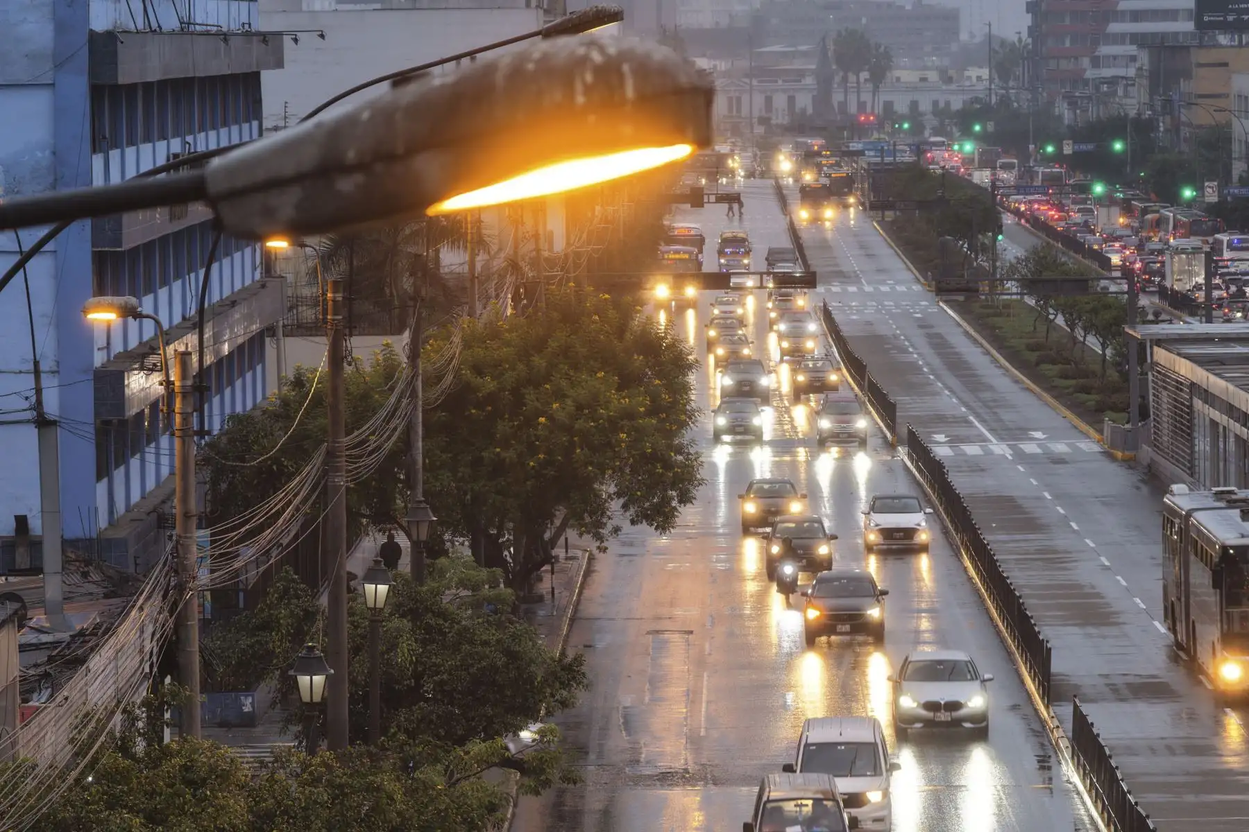 La cercanía del invierno ya se siente en Lima. La ciudad registró una mañana fría y húmeda, acompañada de lloviznas que afectaron la visibilidad y el tránsito vehicular en diversos distritos de la capital.
Foto: ANDINA/Juan Carlos Guzmán Negrini