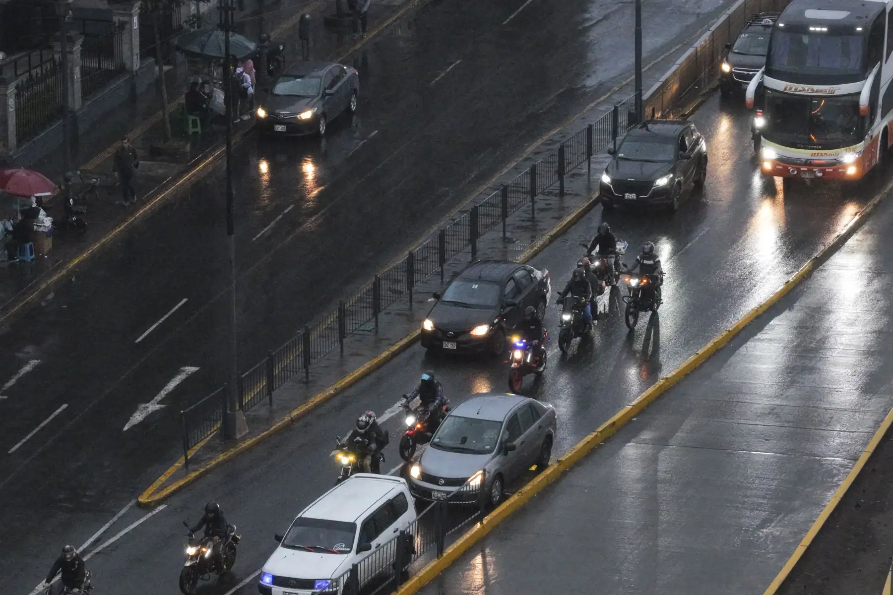 La capital amaneció cubierta por una intensa llovizna y una marcada sensación de frío, a pocos días del inicio oficial del invierno. El Senamhi mantiene una alerta amarilla por el incremento de la velocidad del viento en Lima, Callao y otras regiones de la costa peruana.

Foto: ANDINA/Juan Carlos Guzmán Negrini