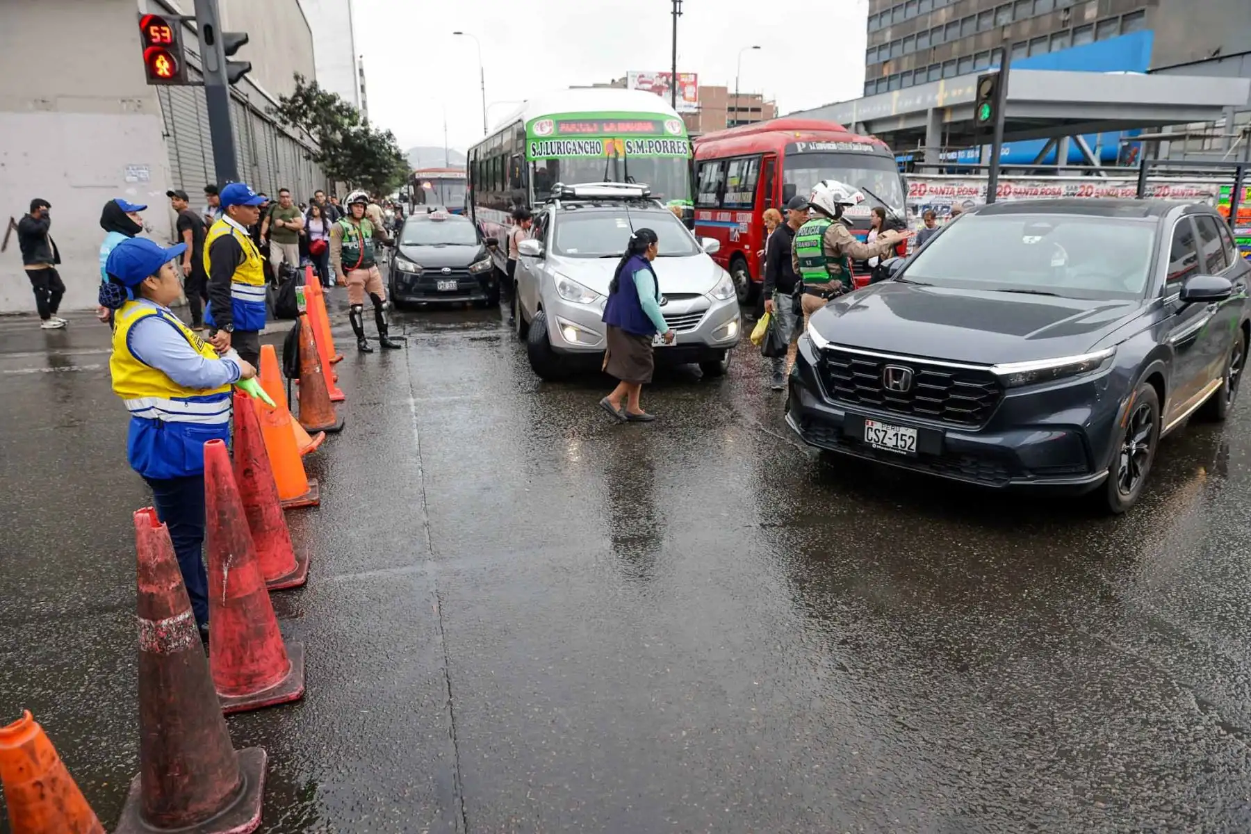 La Municipalidad Metropolitana de Lima restringe temporalmente la circulación vehicular en el Centro Histórico ante el anuncio de diversas movilizaciones. La medida busca proteger el patrimonio, preservar el orden público y garantizar la seguridad de la ciudadanía. Foto: ANDINA/ Luis Iparraguirre