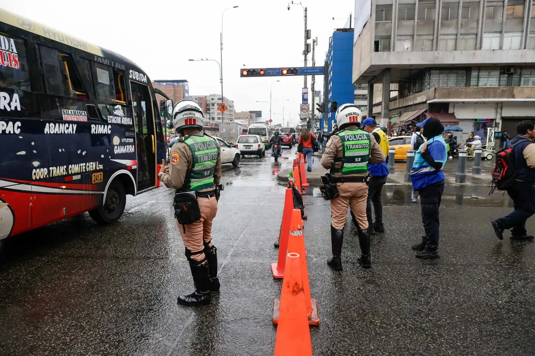 La comuna capitalina aplica restricciones al tránsito en importantes vías del Cercado de Lima como parte de las acciones preventivas adoptadas frente a las movilizaciones anunciadas para los próximos días. Foto: ANDINA/ Luis Iparraguirre
