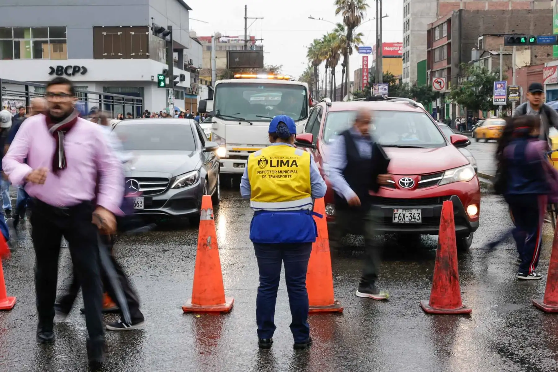Las autoridades municipales regulan el acceso vehicular en el Centro Histórico y refuerzan las medidas de control y seguridad para evitar afectaciones al patrimonio urbano y a la circulación peatonal. Foto: ANDINA/ Luis Iparraguirre