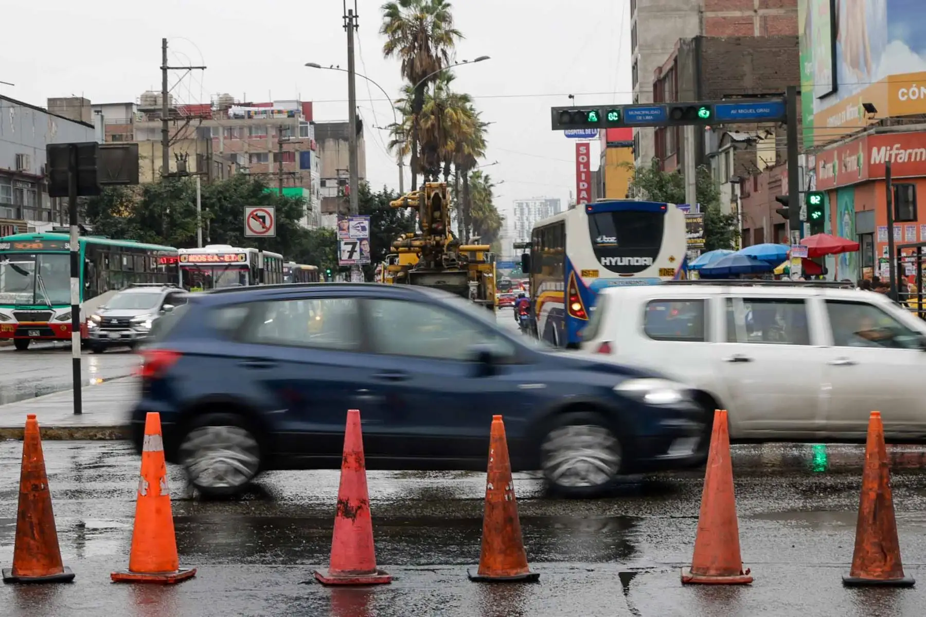 Las autoridades municipales regulan el acceso vehicular en el Centro Histórico y refuerzan las medidas de control y seguridad para evitar afectaciones al patrimonio urbano y a la circulación peatonal. Foto: ANDINA/ Luis Iparraguirre
