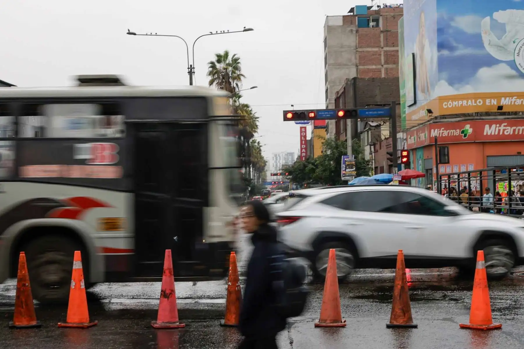 Las autoridades municipales regulan el acceso vehicular en el Centro Histórico y refuerzan las medidas de control y seguridad para evitar afectaciones al patrimonio urbano y a la circulación peatonal. Foto: ANDINA/ Luis Iparraguirre
