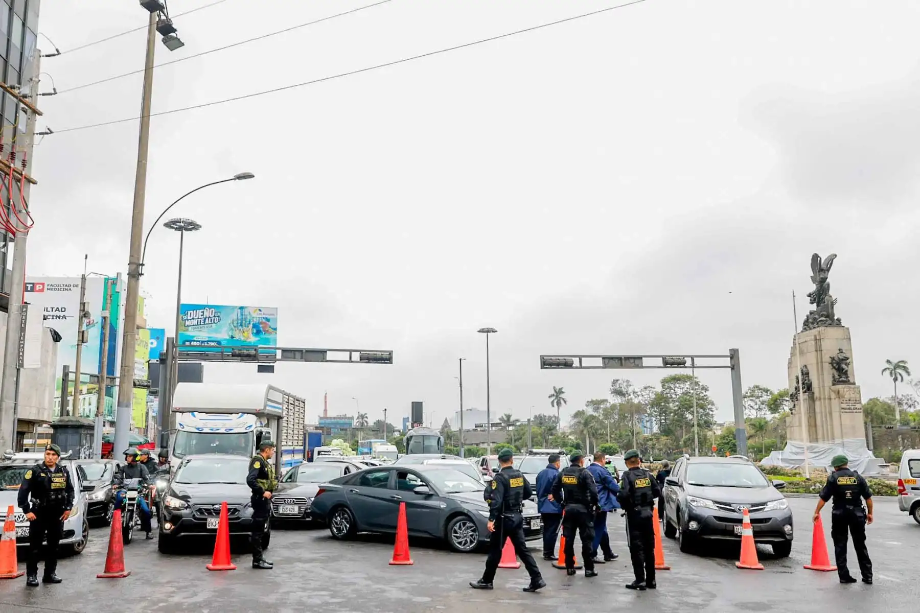 Conductores deben tomar precauciones debido a las restricciones de tránsito que se aplican en el entorno de la Plaza Grau y otras vías del Cercado de Lima para garantizar la seguridad y el orden público. Foto: ANDINA/ Luis Iparraguirre