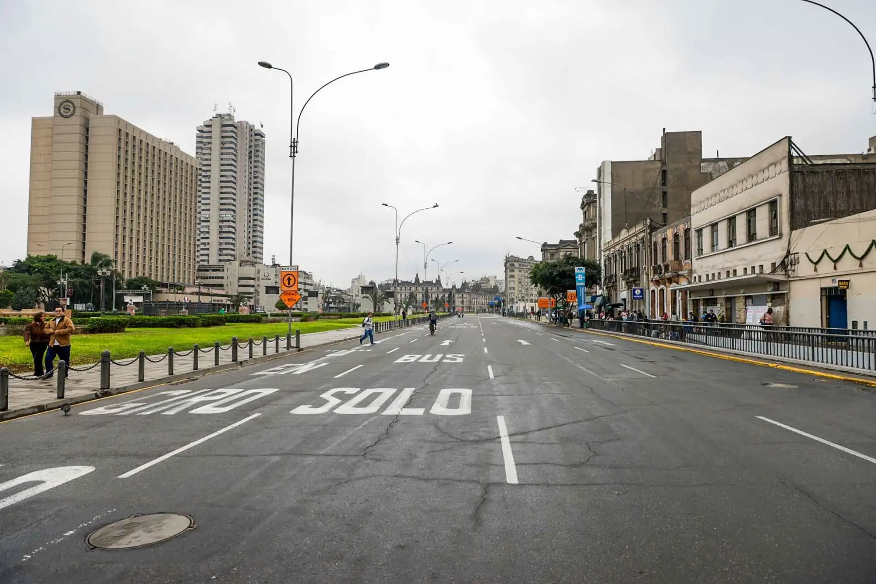 Conductores deben tomar precauciones debido a las restricciones de tránsito que se aplican en el entorno de la Plaza Grau y otras vías del Cercado de Lima para garantizar la seguridad y el orden público. Foto: ANDINA/ Luis Iparraguirre