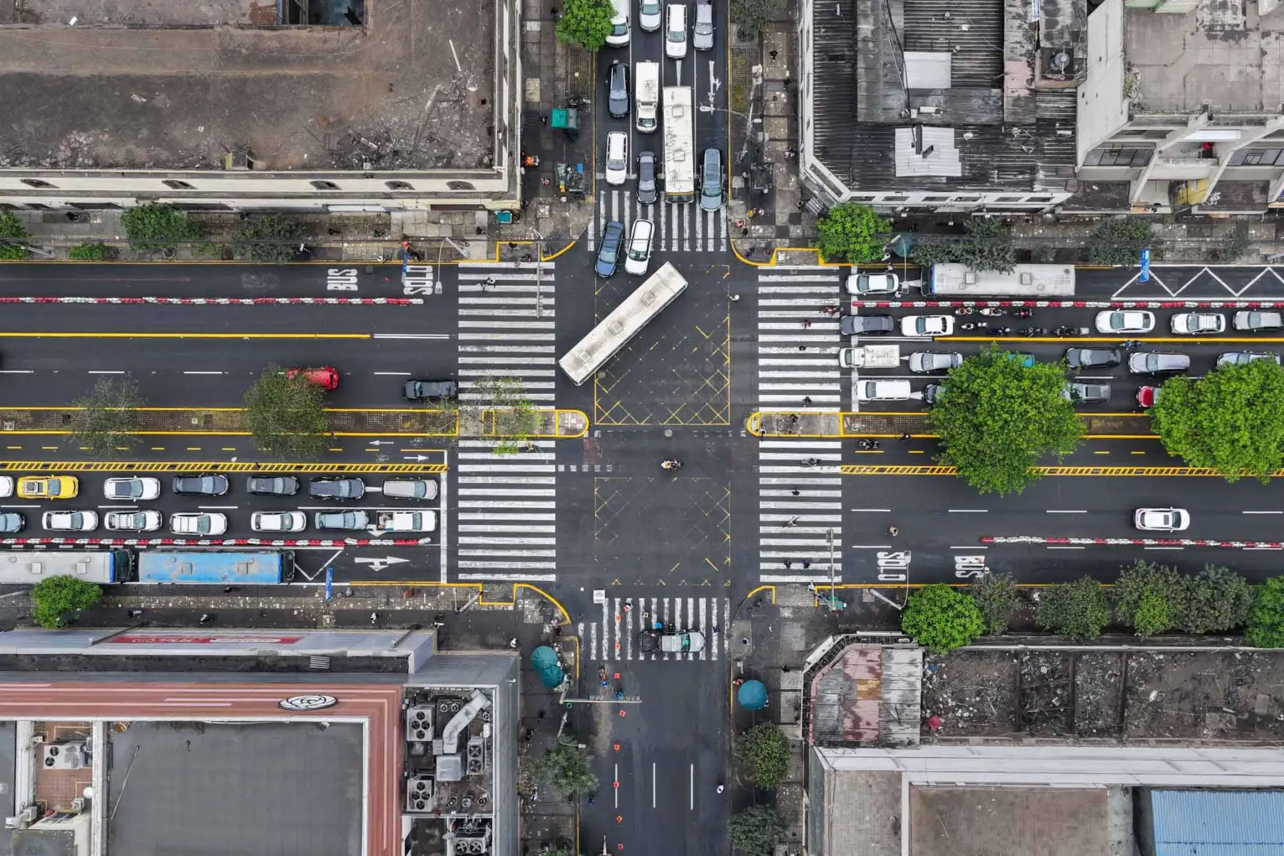 Fotos con dron registran las restricciones vehiculares en la Plaza Grau y la avenida Abancay. Foto: ANDINA/ Juan Carlos Guzmán