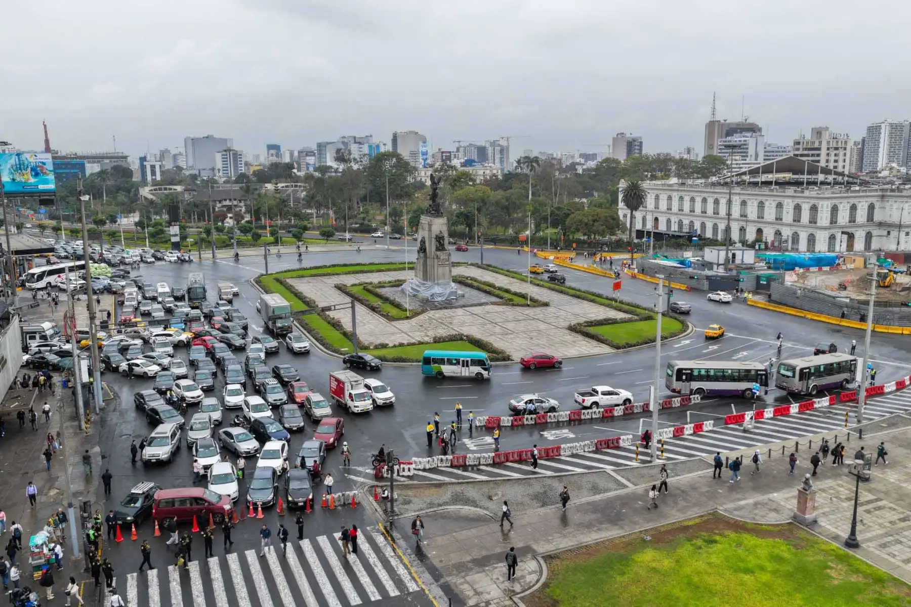 Fotos con dron registran las restricciones vehiculares en la Plaza Grau y la avenida Abancay. Foto: ANDINA/ Juan Carlos Guzmán
