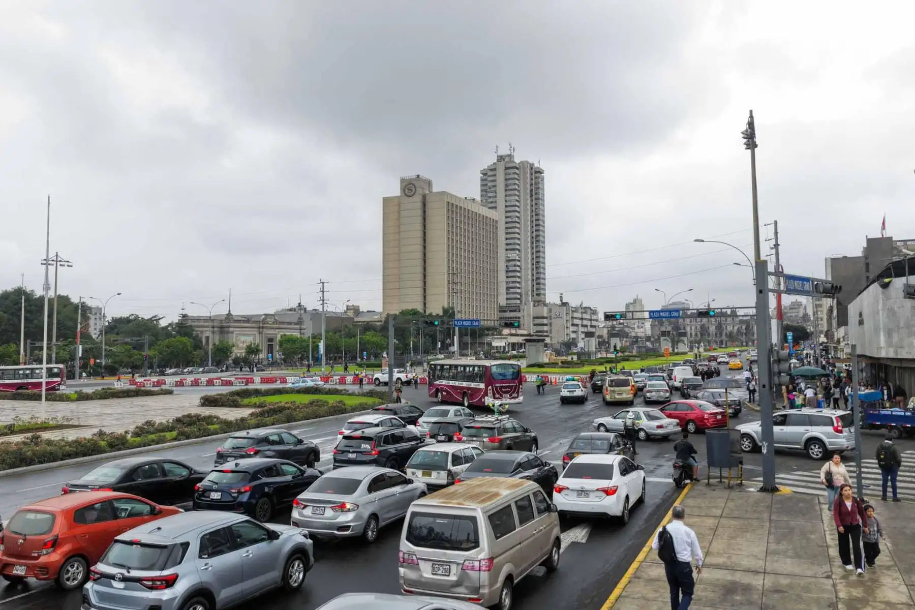 Conductores utilizan rutas alternas ante las restricciones aplicadas en la Plaza Grau y la avenida Abancay. Foto: ANDINA/ Juan Carlos Guzmán