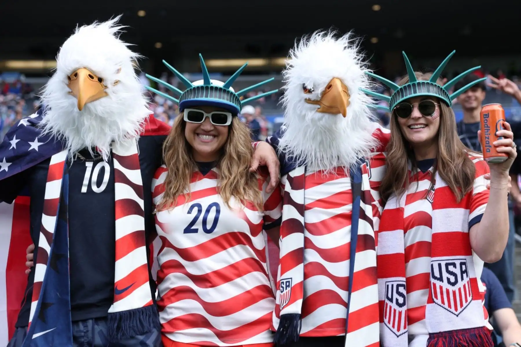 Aficionados de Estados Unidos posan antes del partido del Grupo D de la Copa Mundial de la FIFA 2026 entre Estados Unidos y Australia en el Estadio de Seattle el 19 de junio de 2026 en Seattle, Washington. Foto: AFP
