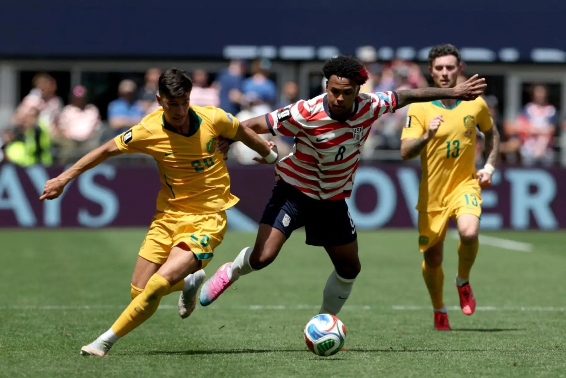 Cristian Volpato #20 of Australia and Weston McKennie #8 of the United States compete for the ball during the FIFA World Cup 2026 Group D match between USA and Australia at Seattle Stadium on June 19, 2026 in Seattle, Washington. Foto: AFP