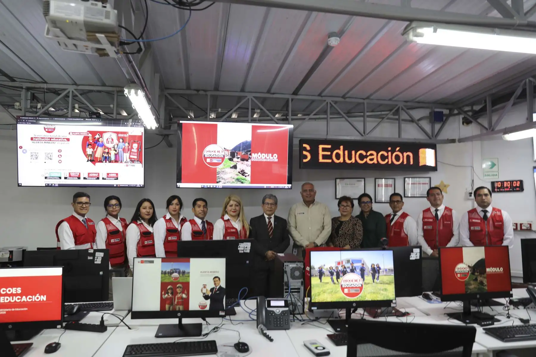 El viceministro de Gestión Pedagógica resaltó la importancia de las herramientas tecnológicas implementadas para fortalecer la capacidad de respuesta del Minedu. Foto: Minedu
