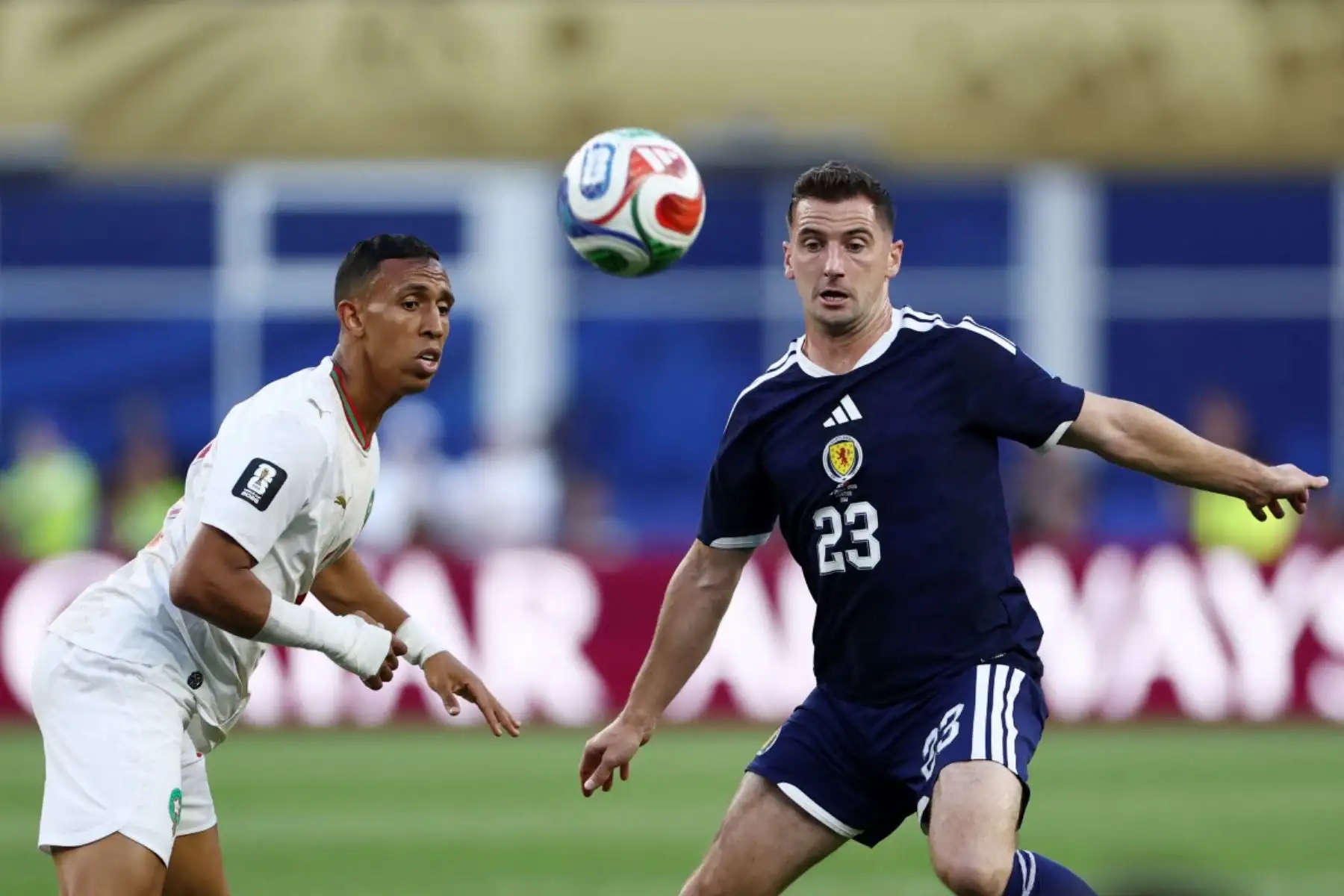 El delantero de Marruecos #09 Soufiane Rahimi y el centrocampista escocés #23 Kenny McLean luchan por el balón durante el partido de fútbol del Grupo C de la Copa Mundial de 2026 entre Escocia y Marruecos en el Estadio de Boston en Foxborough el 19 de junio de 2026. (Foto de FRANCK FIFE / AFP)