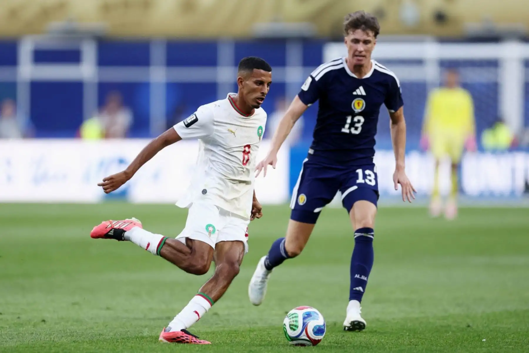 El centrocampista de Marruecos #08 Azzedine Ounahi y el defensor de Escocia #13 Jack Hendry luchan por el balón durante el partido de fútbol del Grupo C de la Copa Mundial de 2026 entre Escocia y Marruecos en el Estadio de Boston en Foxborough el 19 de junio de 2026. (Foto de FRANCK FIFE / AFP)