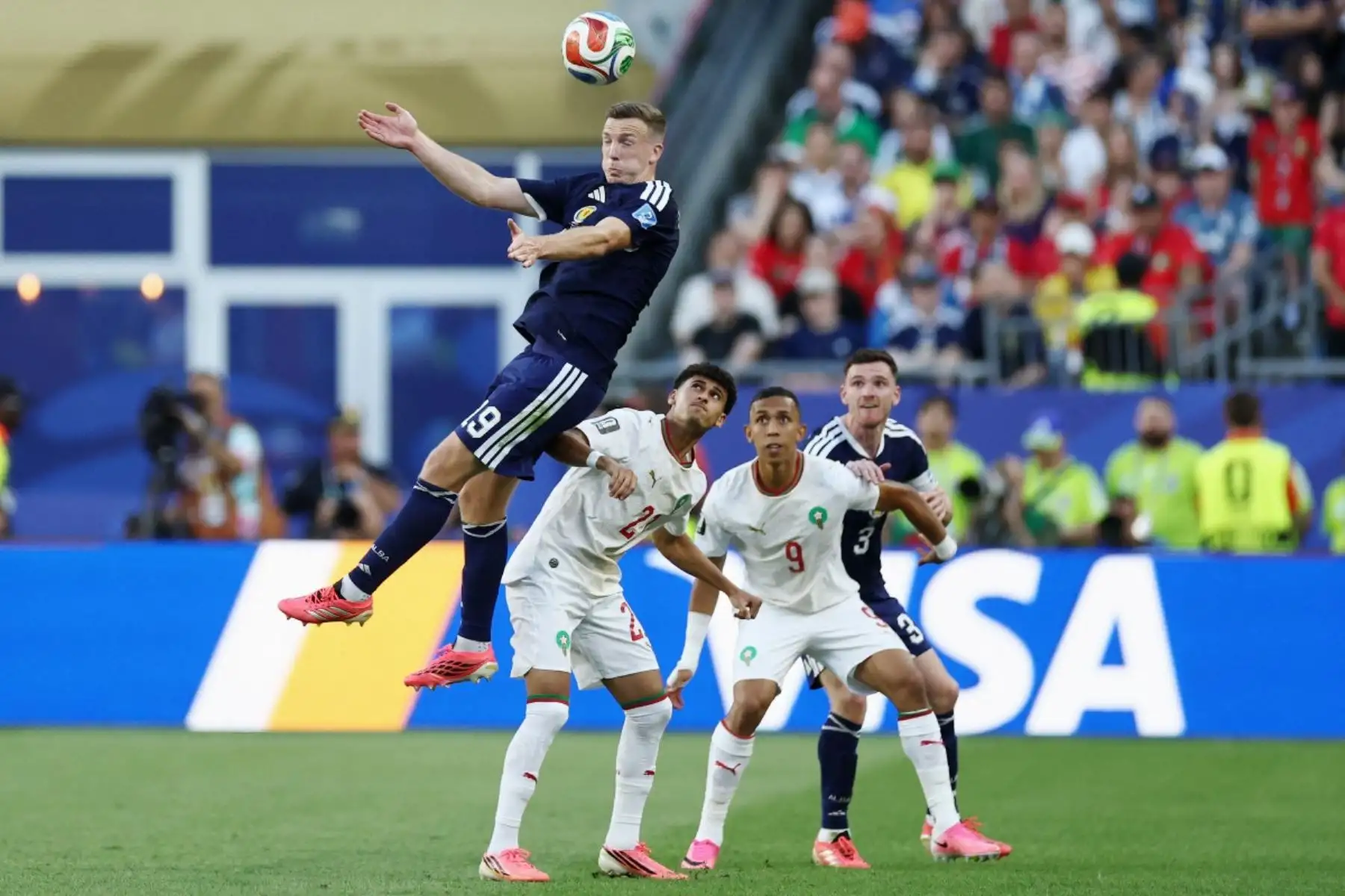 El centrocampista de Escocia #19 Lewis Ferguson encabeza el balón durante el partido de fútbol del Grupo C de la Copa Mundial de 2026 entre Escocia y Marruecos en el Boston Stadium de Foxborough el 19 de junio de 2026. (Foto de FRANCK FIFE / AFP)