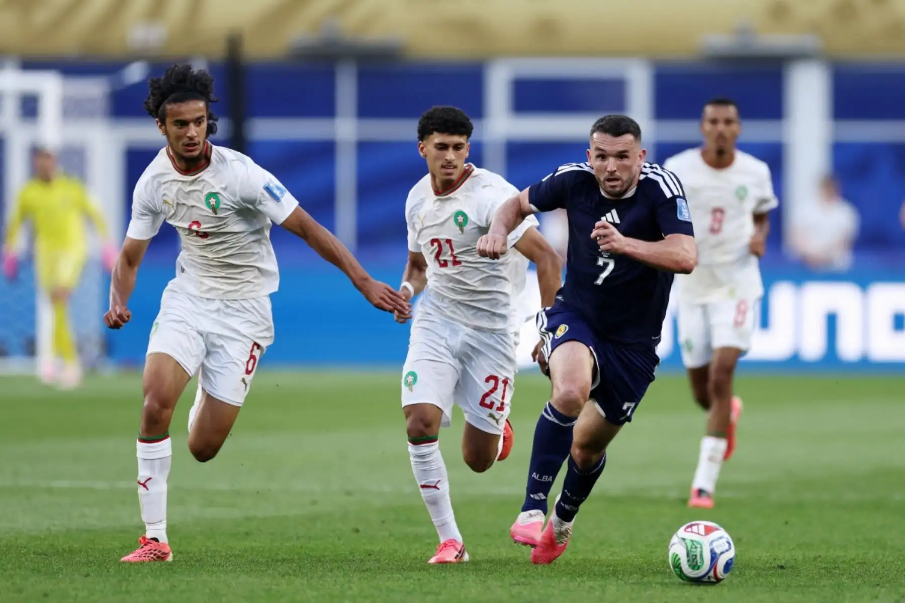 El centrocampista de Escocia #07 John McGinn, el centrocampista de Marruecos #06 Ayyoub Bouaddi y el delantero #21 Ayoube Amaimouni luchan por el balón durante el partido de fútbol del Grupo C de la Copa Mundial de 2026 entre Escocia y Marruecos en el Estadio de Boston en Foxborough el 19 de junio de 2026. (Foto de FRANCK FIFE / AFP)