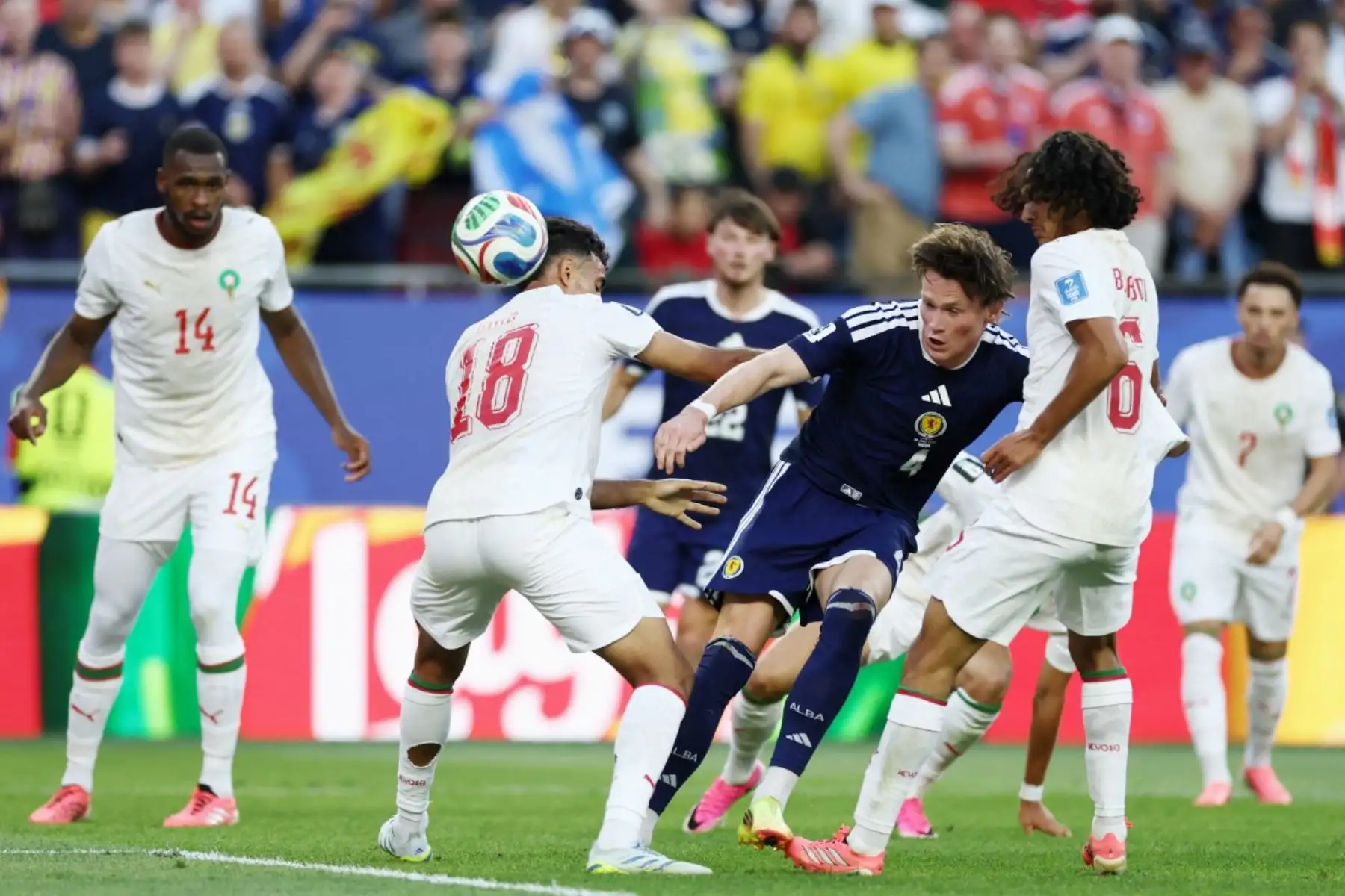 El centrocampista escocés #04 Scott McTominay pasa por al defensor de Marruecos #18 Chadi Riad y al centrocampista #06 Ayyoub Bouaddi durante el partido de fútbol del Grupo C de la Copa Mundial de 2026 entre Escocia y Marruecos en el Estadio de Boston en Foxborough el 19 de junio de 2026. (Foto de FRANCK FIFE / AFP)