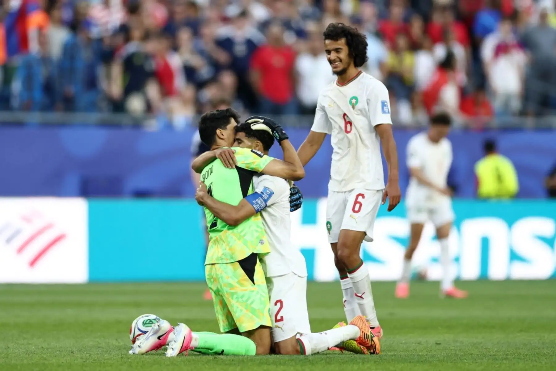 El portero de Marruecos #01 Yassine Bounou, el defensor #02 Achraf Hakimi y el centrocampista #06 Ayyoub Bouaddi celebran después de ganar el partido de fútbol del Grupo C de la Copa del Mundo de 2026 entre Escocia y Marruecos en el Estadio de Boston en Foxborough el 19 de junio de 2026. (Foto de FRANCK FIFE / AFP)