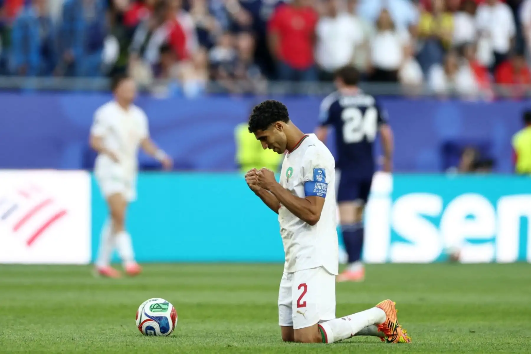 El defensor de Marruecos #02 Achraf Hakimi reacciona después de ganar el partido de fútbol del Grupo C de la Copa Mundial de 2026 entre Escocia y Marruecos en el Estadio de Boston en Foxborough el 19 de junio de 2026. (Foto de FRANCK FIFE / AFP)