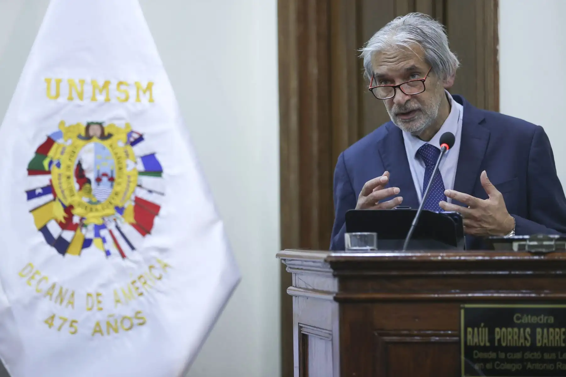 El Instituto Raúl Porras Barrenechea (IRPB) fue sede de la ceremonia de incorporación del historiador Carlos Espinosa Fernández de Córdova como nuevo miembro académico de la Sociedad Peruana de Historia (SPH). La actividad contó con la presencia de Fernán Altuve, presidente de la SPH, y de Luis Mendívil-Canales, director del IRPB. Durante el acto también se presentó una exposición sobre el Primer Congreso Internacional de Peruanistas de 1951, liderado por Raúl Porras Barrenechea, una de las figuras más influyentes de la historiografía peruana y referente fundamental de la institución. Foto: ANDINA/Jhonel Rodríguez Robles