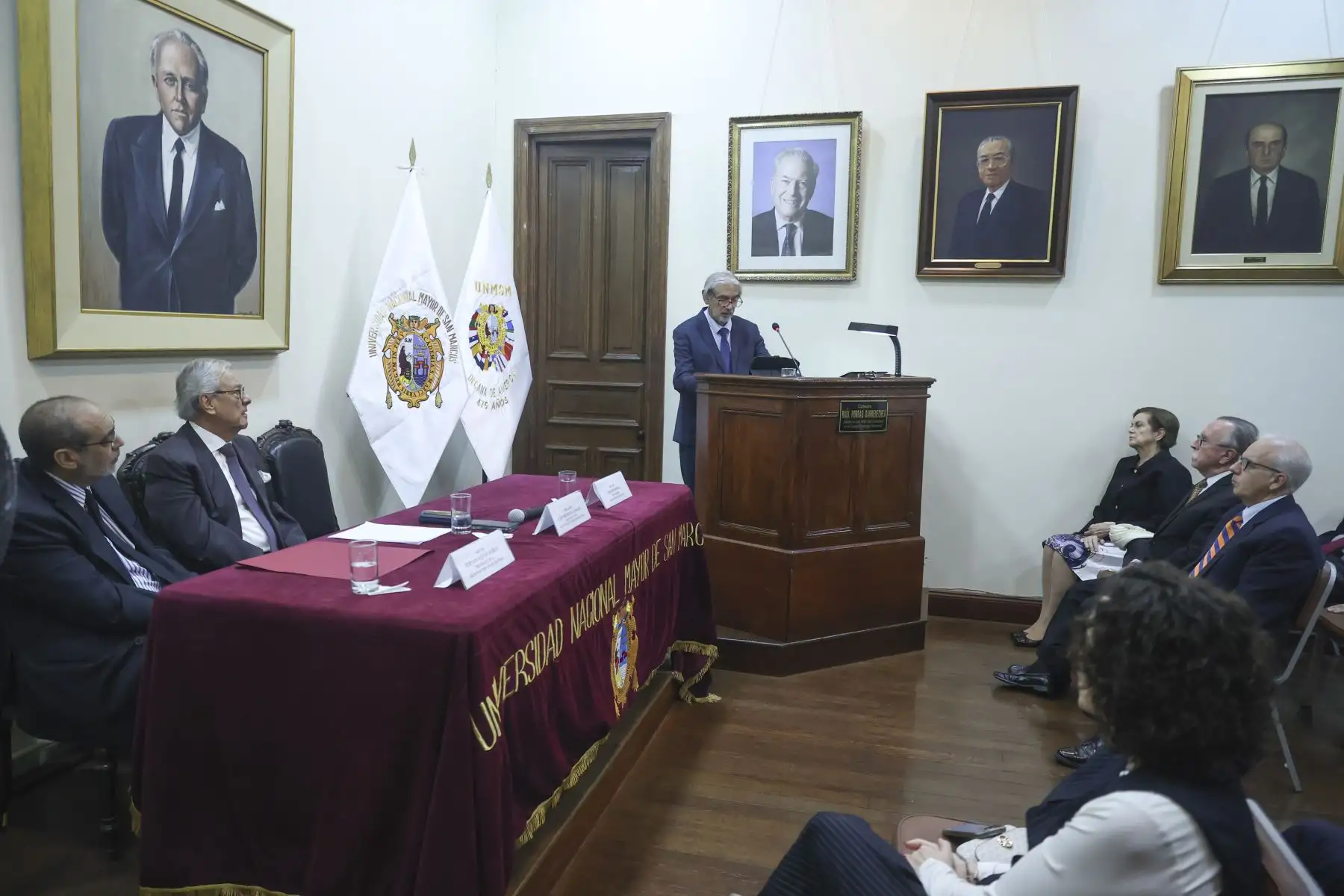 El Instituto Raúl Porras Barrenechea (IRPB) fue sede de la ceremonia de incorporación del historiador Carlos Espinosa Fernández de Córdova como nuevo miembro académico de la Sociedad Peruana de Historia (SPH). La actividad contó con la presencia de Fernán Altuve, presidente de la SPH, y de Luis Mendívil-Canales, director del IRPB. Durante el acto también se presentó una exposición sobre el Primer Congreso Internacional de Peruanistas de 1951, liderado por Raúl Porras Barrenechea, una de las figuras más influyentes de la historiografía peruana y referente fundamental de la institución. Foto: ANDINA/Jhonel Rodríguez Robles