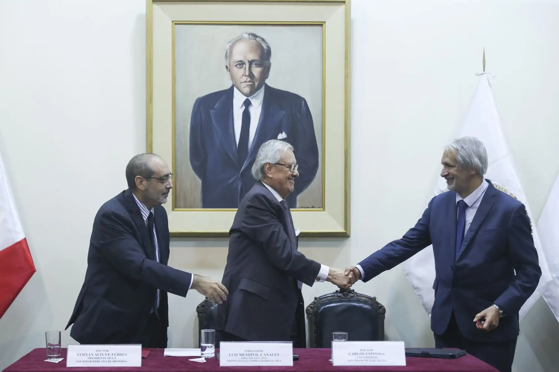 El Instituto Raúl Porras Barrenechea (IRPB) fue sede de la ceremonia de incorporación del historiador Carlos Espinosa Fernández de Córdova como nuevo miembro académico de la Sociedad Peruana de Historia (SPH). La actividad contó con la presencia de Fernán Altuve, presidente de la SPH, y de Luis Mendívil-Canales, director del IRPB. Durante el acto también se presentó una exposición sobre el Primer Congreso Internacional de Peruanistas de 1951, liderado por Raúl Porras Barrenechea, una de las figuras más influyentes de la historiografía peruana y referente fundamental de la institución. Foto: ANDINA/Jhonel Rodríguez Robles
