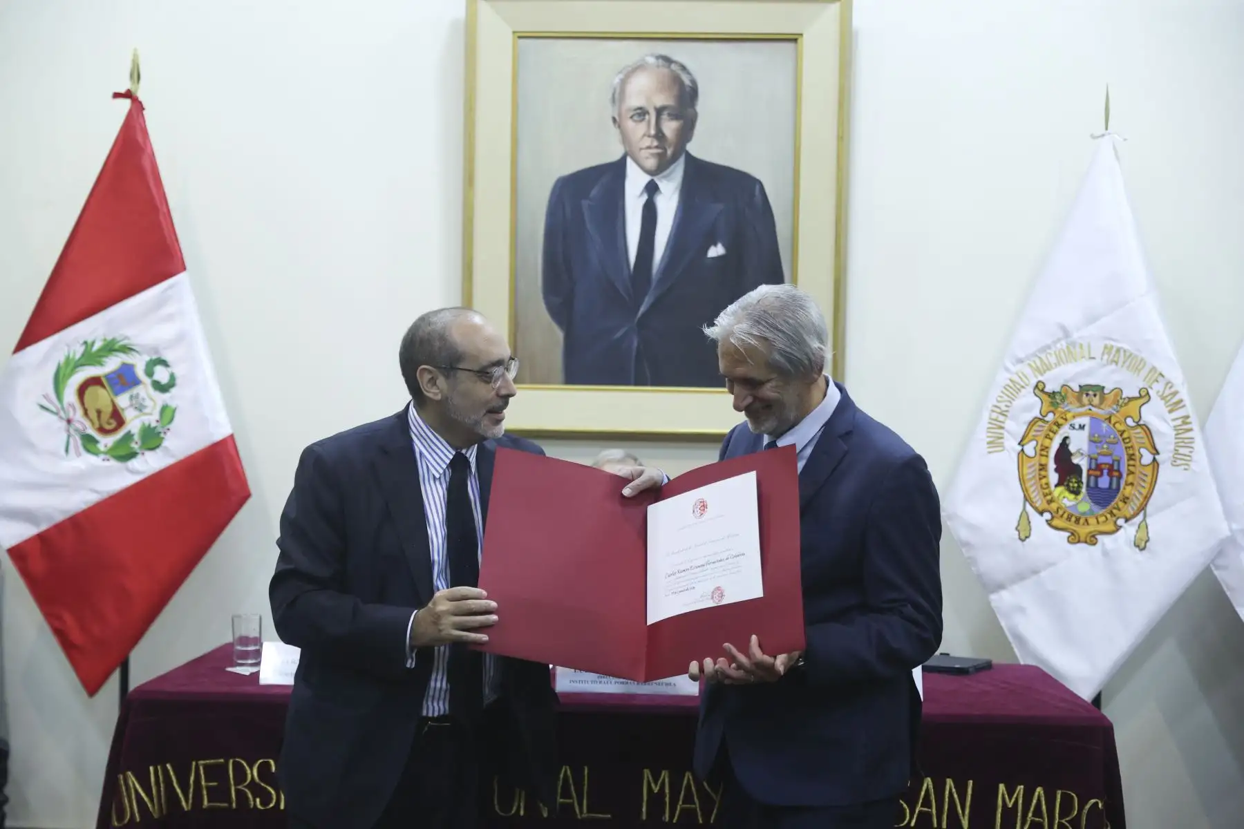 El Instituto Raúl Porras Barrenechea (IRPB) fue sede de la ceremonia de incorporación del historiador Carlos Espinosa Fernández de Córdova como nuevo miembro académico de la Sociedad Peruana de Historia (SPH). La actividad contó con la presencia de Fernán Altuve, presidente de la SPH, y de Luis Mendívil-Canales, director del IRPB. Durante el acto también se presentó una exposición sobre el Primer Congreso Internacional de Peruanistas de 1951, liderado por Raúl Porras Barrenechea, una de las figuras más influyentes de la historiografía peruana y referente fundamental de la institución. Foto: ANDINA/Jhonel Rodríguez Robles