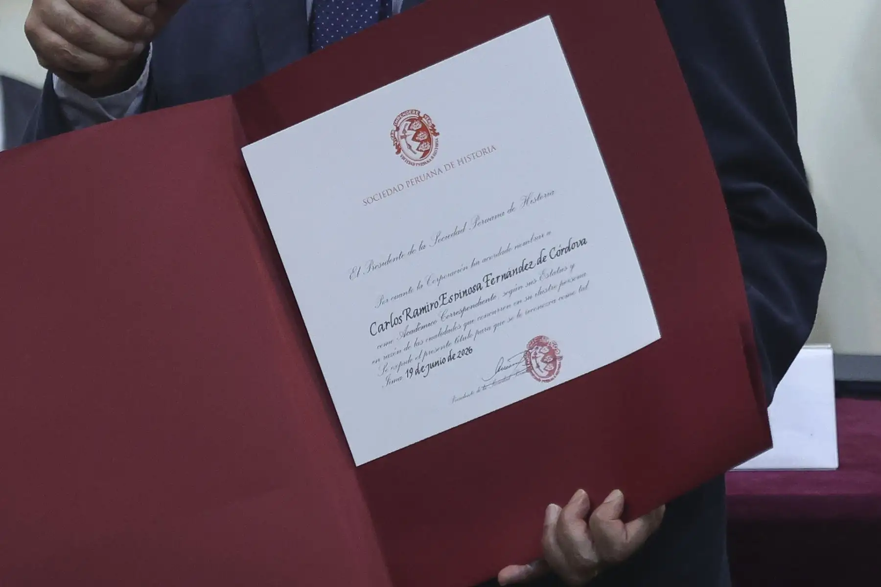 El Instituto Raúl Porras Barrenechea (IRPB) fue sede de la ceremonia de incorporación del historiador Carlos Espinosa Fernández de Córdova como nuevo miembro académico de la Sociedad Peruana de Historia (SPH). La actividad contó con la presencia de Fernán Altuve, presidente de la SPH, y de Luis Mendívil-Canales, director del IRPB. Durante el acto también se presentó una exposición sobre el Primer Congreso Internacional de Peruanistas de 1951, liderado por Raúl Porras Barrenechea, una de las figuras más influyentes de la historiografía peruana y referente fundamental de la institución. Foto: ANDINA/Jhonel Rodríguez Robles