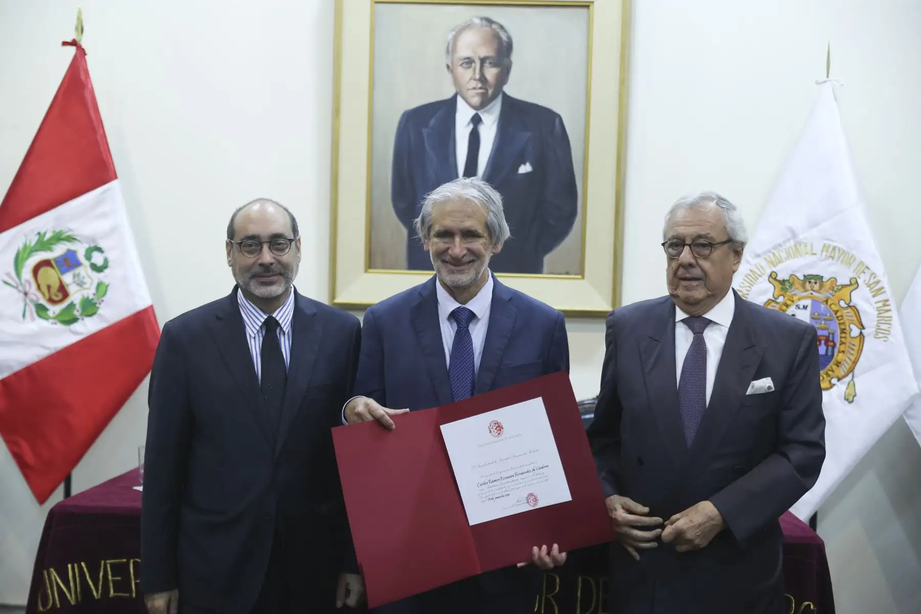 El Instituto Raúl Porras Barrenechea (IRPB) fue sede de la ceremonia de incorporación del historiador Carlos Espinosa Fernández de Córdova como nuevo miembro académico de la Sociedad Peruana de Historia (SPH). La actividad contó con la presencia de Fernán Altuve, presidente de la SPH, y de Luis Mendívil-Canales, director del IRPB. Durante el acto también se presentó una exposición sobre el Primer Congreso Internacional de Peruanistas de 1951, liderado por Raúl Porras Barrenechea, una de las figuras más influyentes de la historiografía peruana y referente fundamental de la institución. Foto: ANDINA/Jhonel Rodríguez Robles