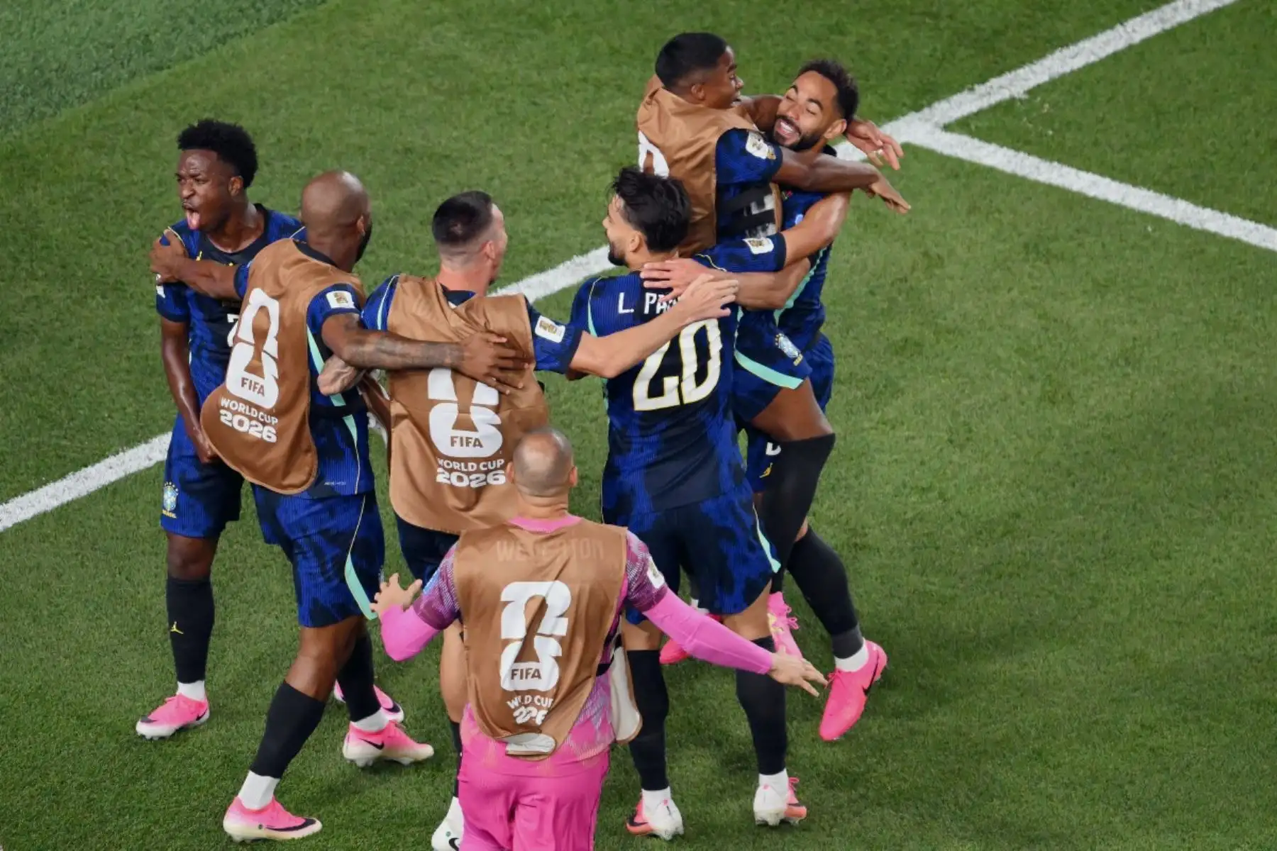 Los jugadores brasileños celebran después de que el delantero #09 Matheus Cunha (R) anotara el segundo gol de su equipo durante el partido de fútbol del Grupo C de la Copa Mundial de 2026 entre Brasil y Haití en el Estadio de Filadelfia en Filadelfia el 19 de junio de 2026. (Foto de Angela WEISS / AFP)