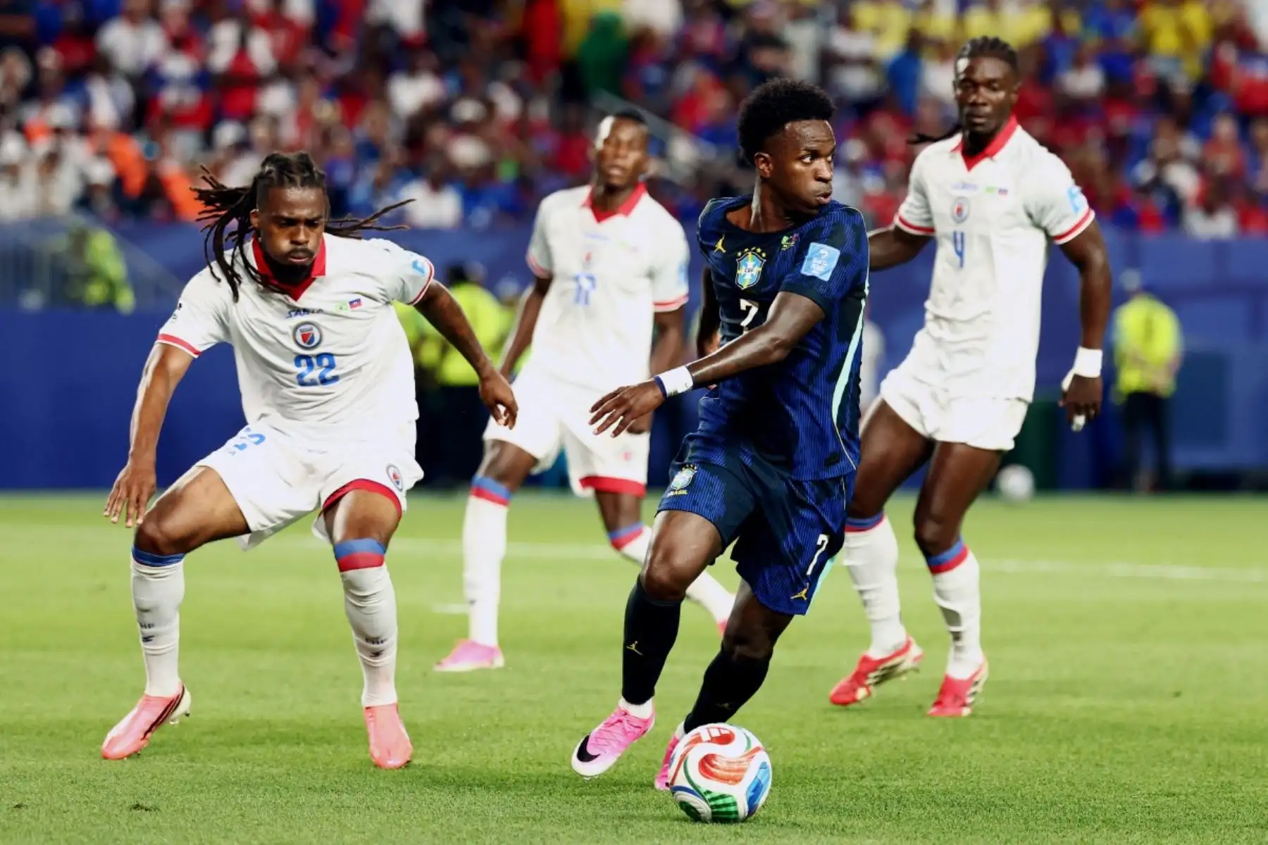 El defensor de Haití #22 Jean-Kevin Duverne y el delantero de Brasil #07 Vinicius Junior luchan por el balón durante el partido de fútbol del Grupo C de la Copa Mundial de 2026 entre Brasil y Haití en el Estadio de Filadelfia en Filadelfia el 19 de junio de 2026. (Foto de Charly TRIBALLEAU / AFP)