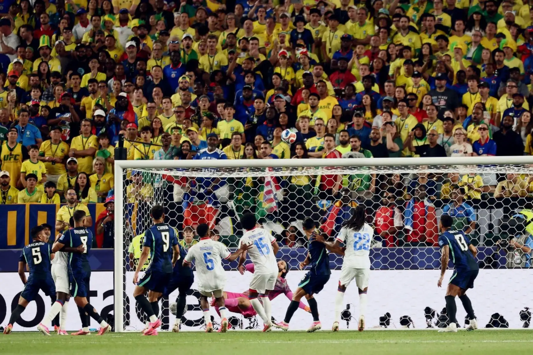El portero de Brasil #01 Alisson hace una parada durante el partido de fútbol del Grupo C de la Copa Mundial de 2026 entre Brasil y Haití en el Estadio de Filadelfia en Filadelfia el 19 de junio de 2026. (Foto de Charly TRIBALLEAU / AFP)