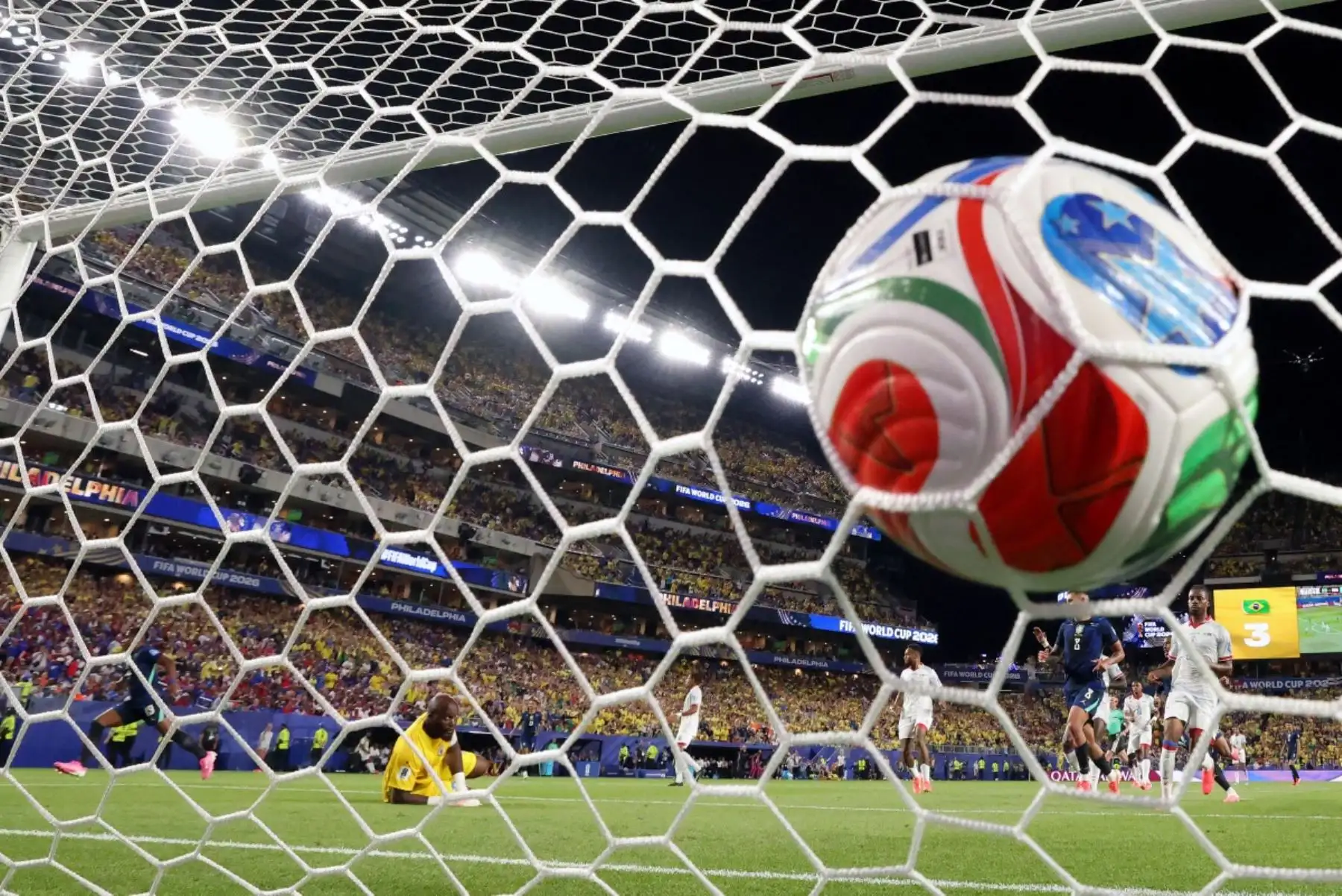 El delantero #19 de Brasil Endrick (izquierda) marca un gol que más tarde fue desegado por fuera de juego por el portero de Haití #01 Johny Placide durante el partido de fútbol del Grupo C de la Copa Mundial de 2026 entre Brasil y Haití en el Estadio de Filadelfia en Filadelfia el 19 de junio de 2026. (Foto de Charly TRIBALLEAU / AFP)