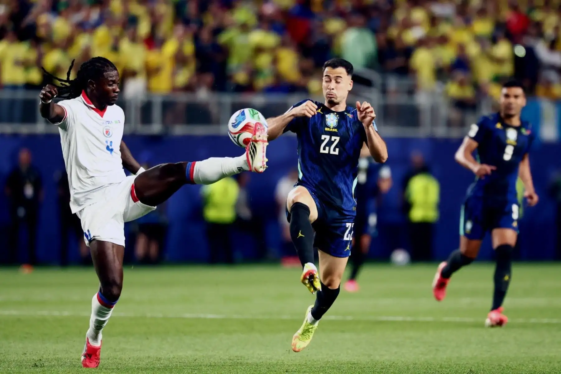 El defensor de Haití #04 Ricardo Ade y el delantero de Brasil #22 Gabriel Martinelli luchan por el balón durante el partido de fútbol del Grupo C de la Copa Mundial de 2026 entre Brasil y Haití en el Estadio de Filadelfia en Filadelfia el 19 de junio de 2026. (Foto de Charly TRIBALLEAU / AFP)