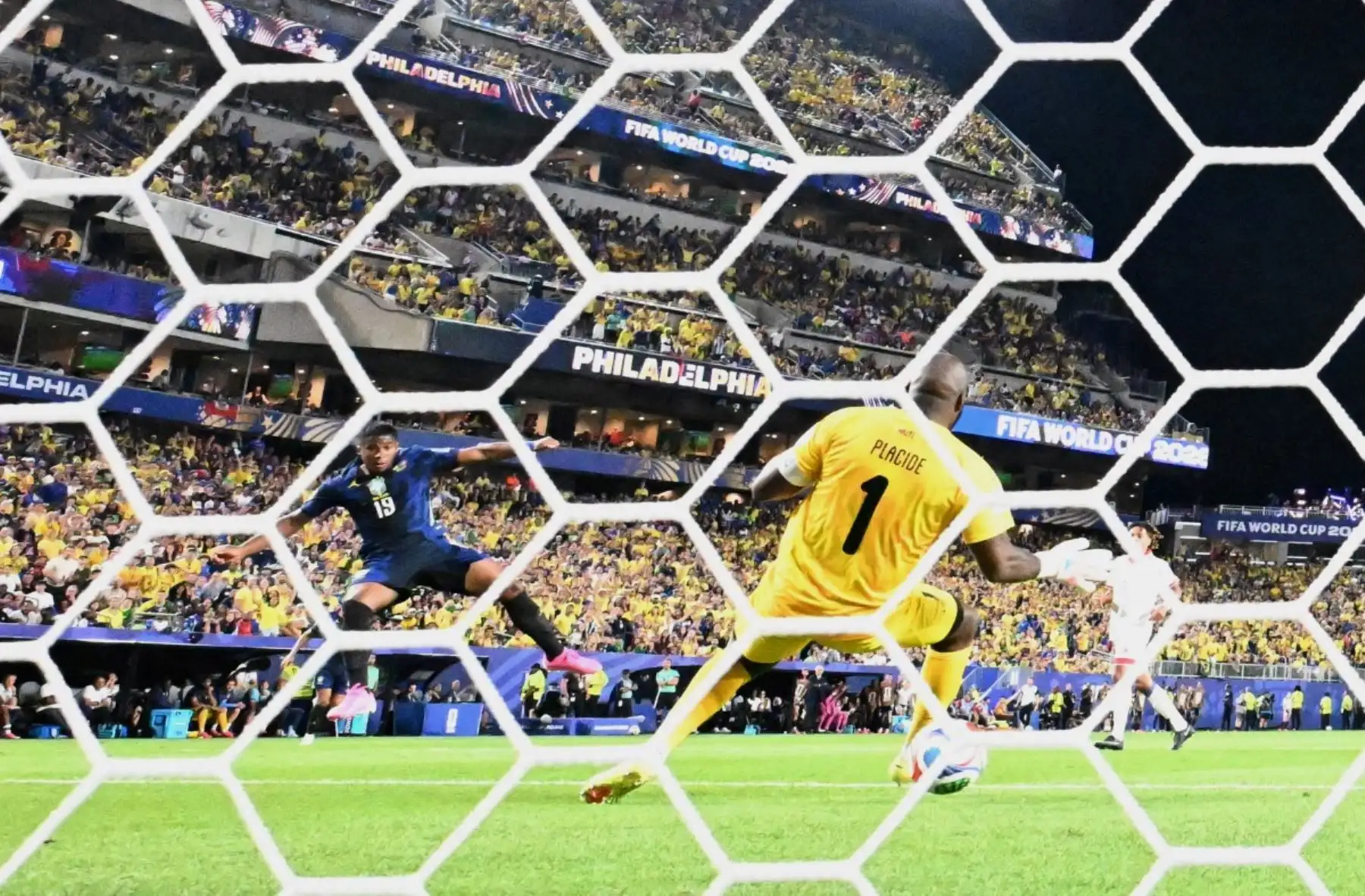 El delantero de Brasil #19 Endrick marca un gol que luego fue desegado por fuera de juego por el portero de Haití #01 Johny Placide durante el partido de fútbol del Grupo C de la Copa Mundial de 2026 entre Brasil y Haití en el Estadio de Filadelfia en Filadelfia el 19 de junio de 2026. (Foto de Jewel SAMAD / AFP)