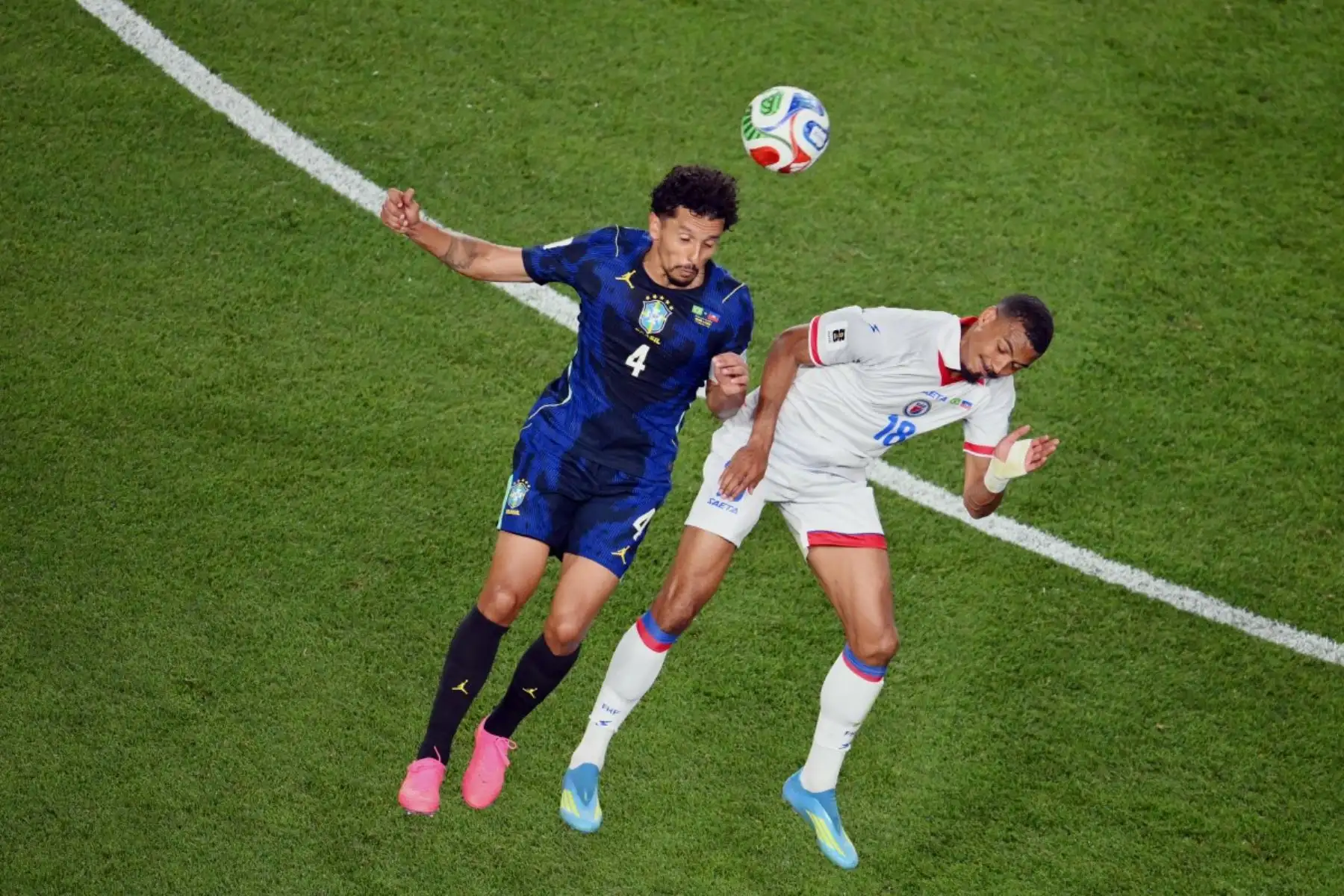 El defensor de Brasil #04 Marquinhos y el delantero de Haití #18 Wilson Isidor luchan por el balón durante el partido de fútbol del Grupo C de la Copa Mundial de 2026 entre Brasil y Haití en el Philadelphia Stadium en Filadelfia el 19 de junio de 2026. (Foto de ANGELA WEISS / AFP)