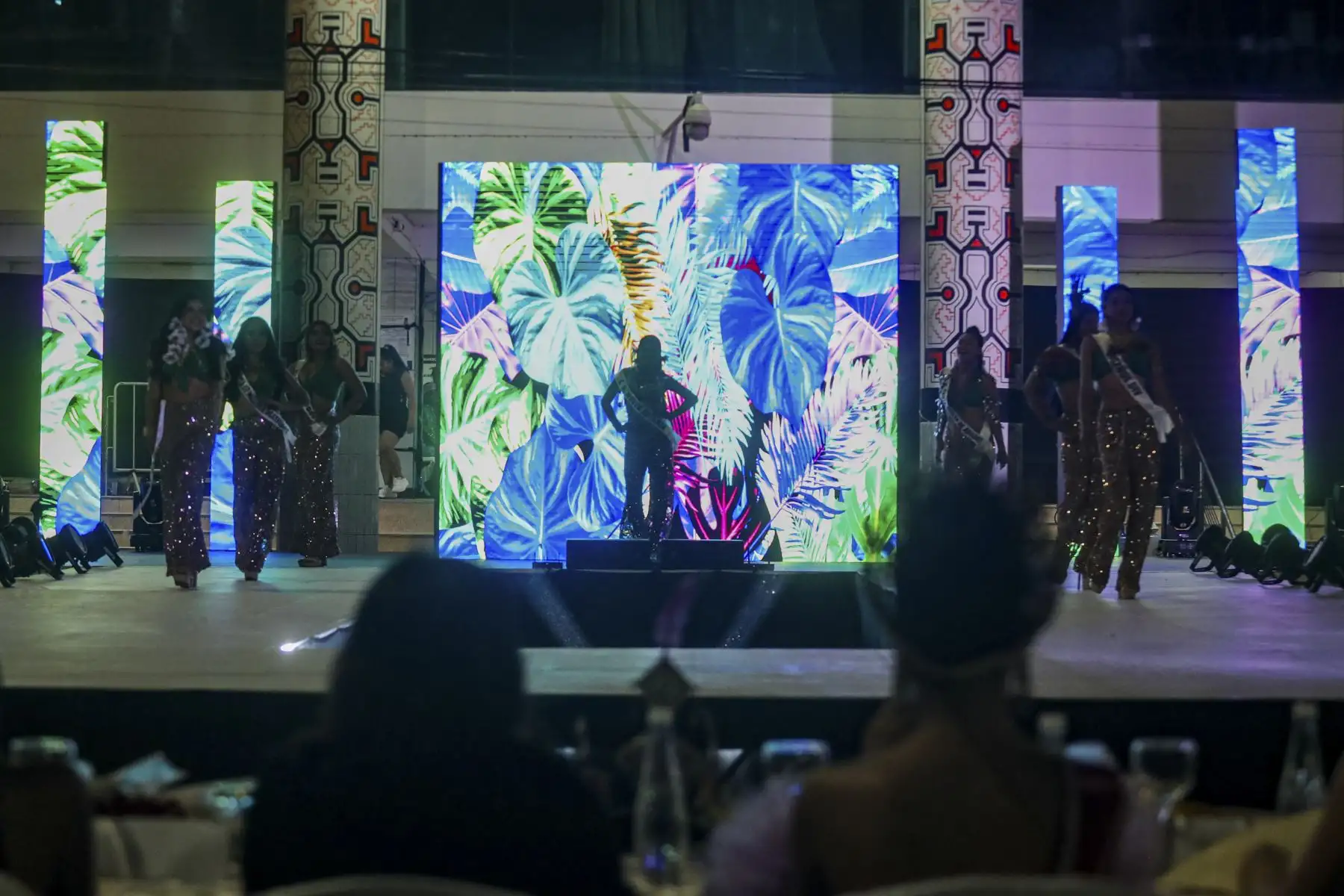 Con gran entusiasmo se realizó la elección de Miss Soi Noma 2026, certamen que reunió a familias y visitantes en una noche dedicada a destacar la cultura y la identidad de la región. Siete candidatas de comunidades indígenas participaron en el concurso, demostrando orgullo por sus raíces. La jornada incluyó sorteos y premios para los asistentes. Tras la decisión del jurado, se coronó a la nueva soberana, quien tendrá la misión de promover la cultura amazónica y representar las costumbres y valores de su pueblo. Foto: ANDINA/Ricardo Cuba
