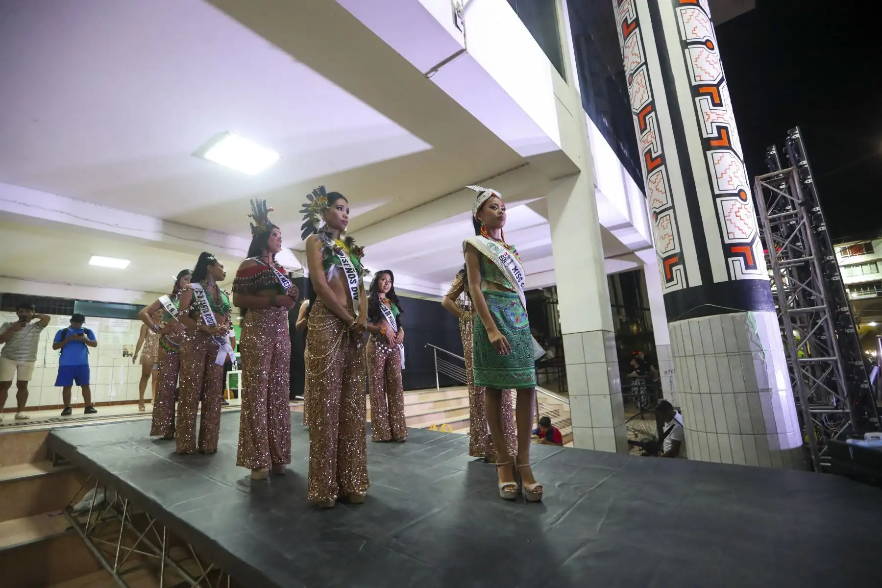 Con gran entusiasmo se realizó la elección de Miss Soi Noma 2026, certamen que reunió a familias y visitantes en una noche dedicada a destacar la cultura y la identidad de la región. Siete candidatas de comunidades indígenas participaron en el concurso, demostrando orgullo por sus raíces. La jornada incluyó sorteos y premios para los asistentes. Tras la decisión del jurado, se coronó a la nueva soberana, quien tendrá la misión de promover la cultura amazónica y representar las costumbres y valores de su pueblo. Foto: ANDINA/Ricardo Cuba