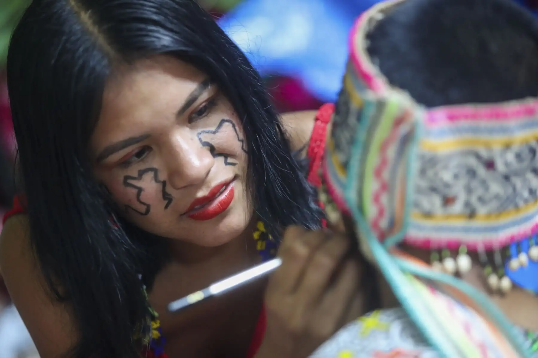 Con gran entusiasmo se realizó la elección de Miss Soi Noma 2026, certamen que reunió a familias y visitantes en una noche dedicada a destacar la cultura y la identidad de la región. Siete candidatas de comunidades indígenas participaron en el concurso, demostrando orgullo por sus raíces. La jornada incluyó sorteos y premios para los asistentes. Tras la decisión del jurado, se coronó a la nueva soberana, quien tendrá la misión de promover la cultura amazónica y representar las costumbres y valores de su pueblo. Foto: ANDINA/Ricardo Cuba