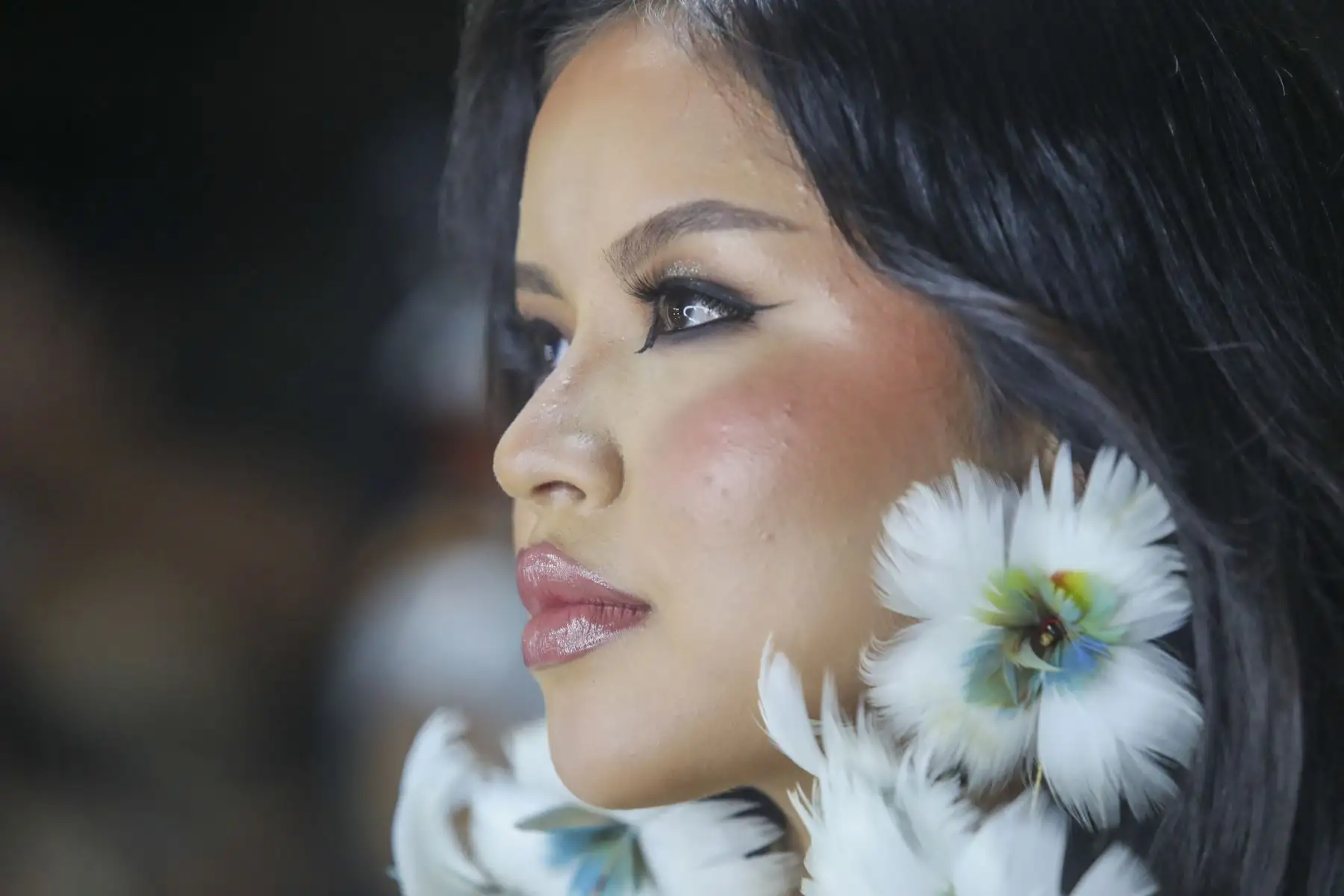 Con gran entusiasmo se realizó la elección de Miss Soi Noma 2026, certamen que reunió a familias y visitantes en una noche dedicada a destacar la cultura y la identidad de la región. Siete candidatas de comunidades indígenas participaron en el concurso, demostrando orgullo por sus raíces. La jornada incluyó sorteos y premios para los asistentes. Tras la decisión del jurado, se coronó a la nueva soberana, quien tendrá la misión de promover la cultura amazónica y representar las costumbres y valores de su pueblo. Foto: ANDINA/Ricardo Cuba