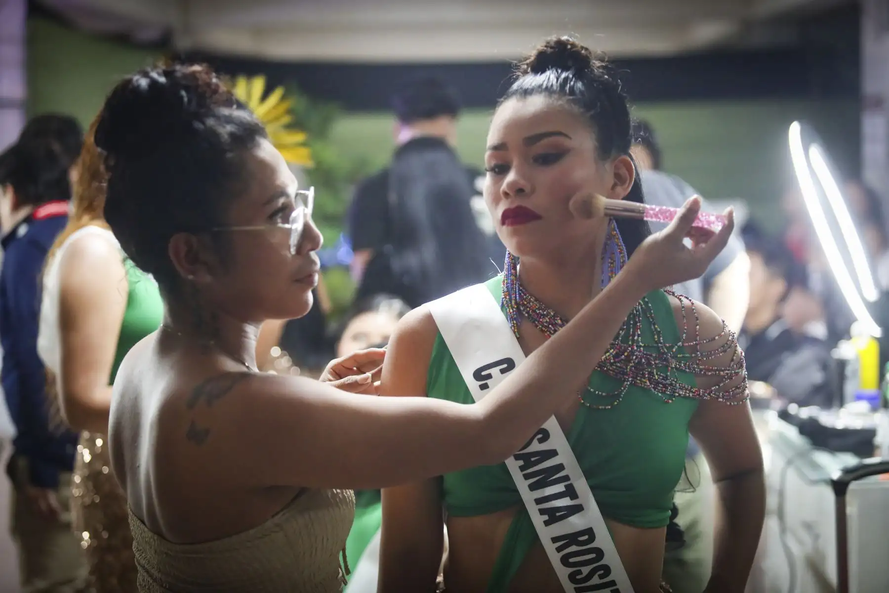 Con gran entusiasmo se realizó la elección de Miss Soi Noma 2026, certamen que reunió a familias y visitantes en una noche dedicada a destacar la cultura y la identidad de la región. Siete candidatas de comunidades indígenas participaron en el concurso, demostrando orgullo por sus raíces. La jornada incluyó sorteos y premios para los asistentes. Tras la decisión del jurado, se coronó a la nueva soberana, quien tendrá la misión de promover la cultura amazónica y representar las costumbres y valores de su pueblo. Foto: ANDINA/Ricardo Cuba