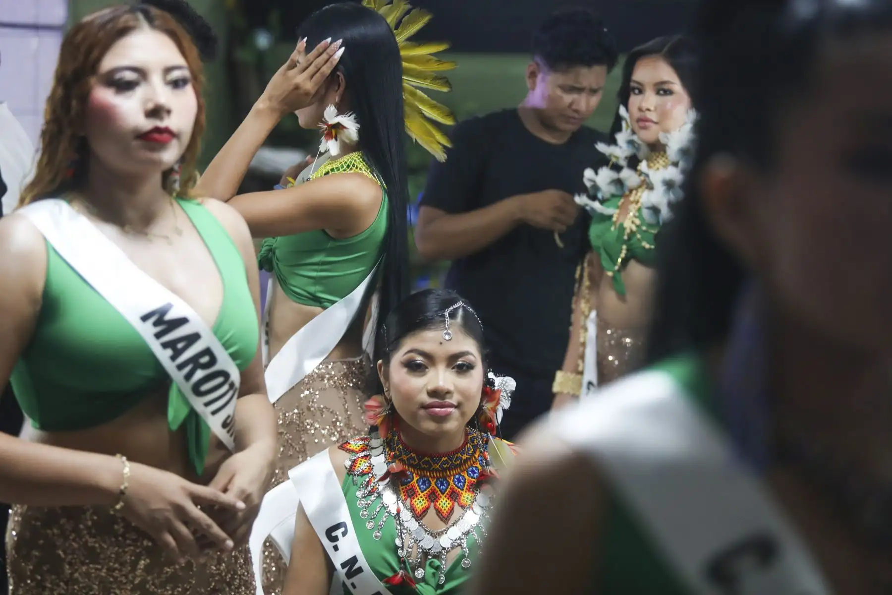 Con gran entusiasmo se realizó la elección de Miss Soi Noma 2026, certamen que reunió a familias y visitantes en una noche dedicada a destacar la cultura y la identidad de la región. Siete candidatas de comunidades indígenas participaron en el concurso, demostrando orgullo por sus raíces. La jornada incluyó sorteos y premios para los asistentes. Tras la decisión del jurado, se coronó a la nueva soberana, quien tendrá la misión de promover la cultura amazónica y representar las costumbres y valores de su pueblo. Foto: ANDINA/Ricardo Cuba