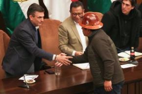 El presidente de Bolivia, Rodrigo Paz, saluda al dirigente de la Central Obrera Boliviana (COB), Mario Argollo, este miércoles durante el inicio de una reunión en La Paz (Bolivia). Foto: EFE/ Luis Gandarillas