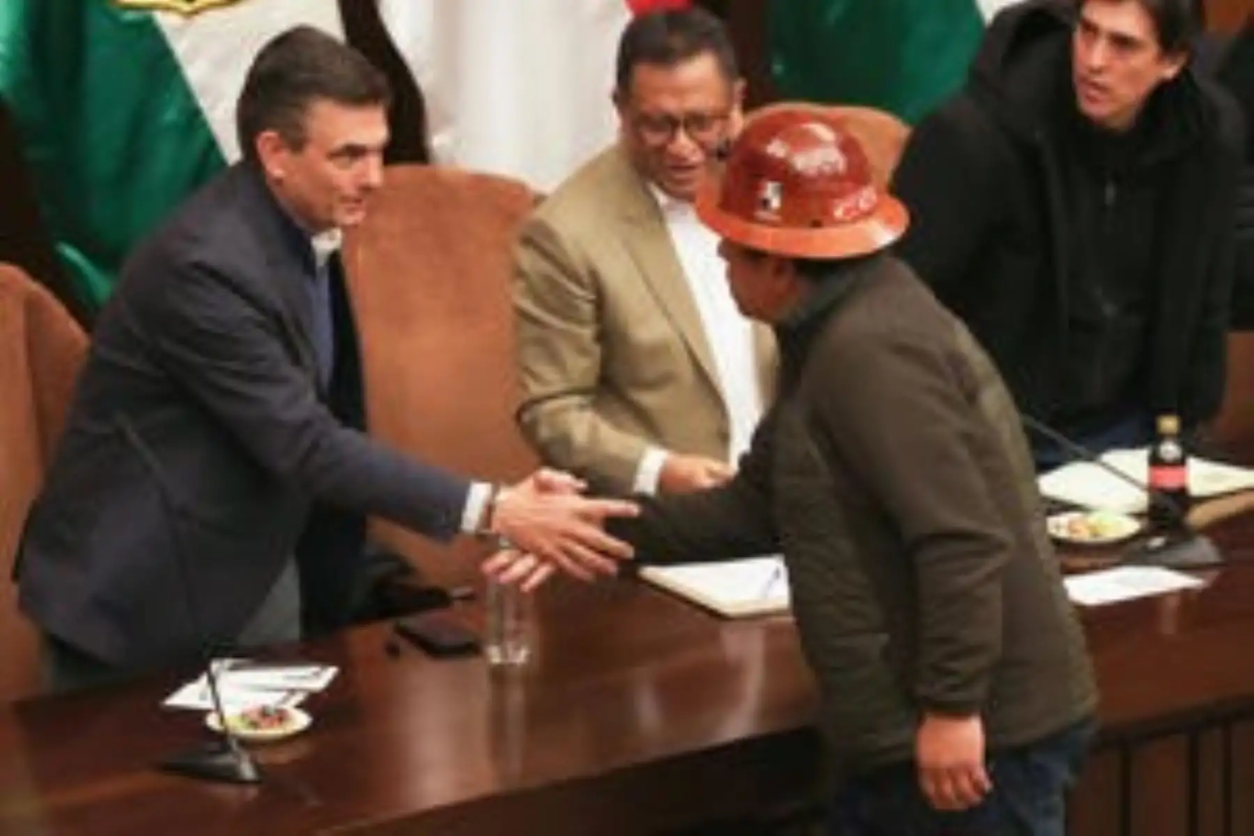 El presidente de Bolivia, Rodrigo Paz, saluda al dirigente de la Central Obrera Boliviana (COB), Mario Argollo, este miércoles durante el inicio de una reunión en La Paz (Bolivia). Foto: EFE/ Luis Gandarillas